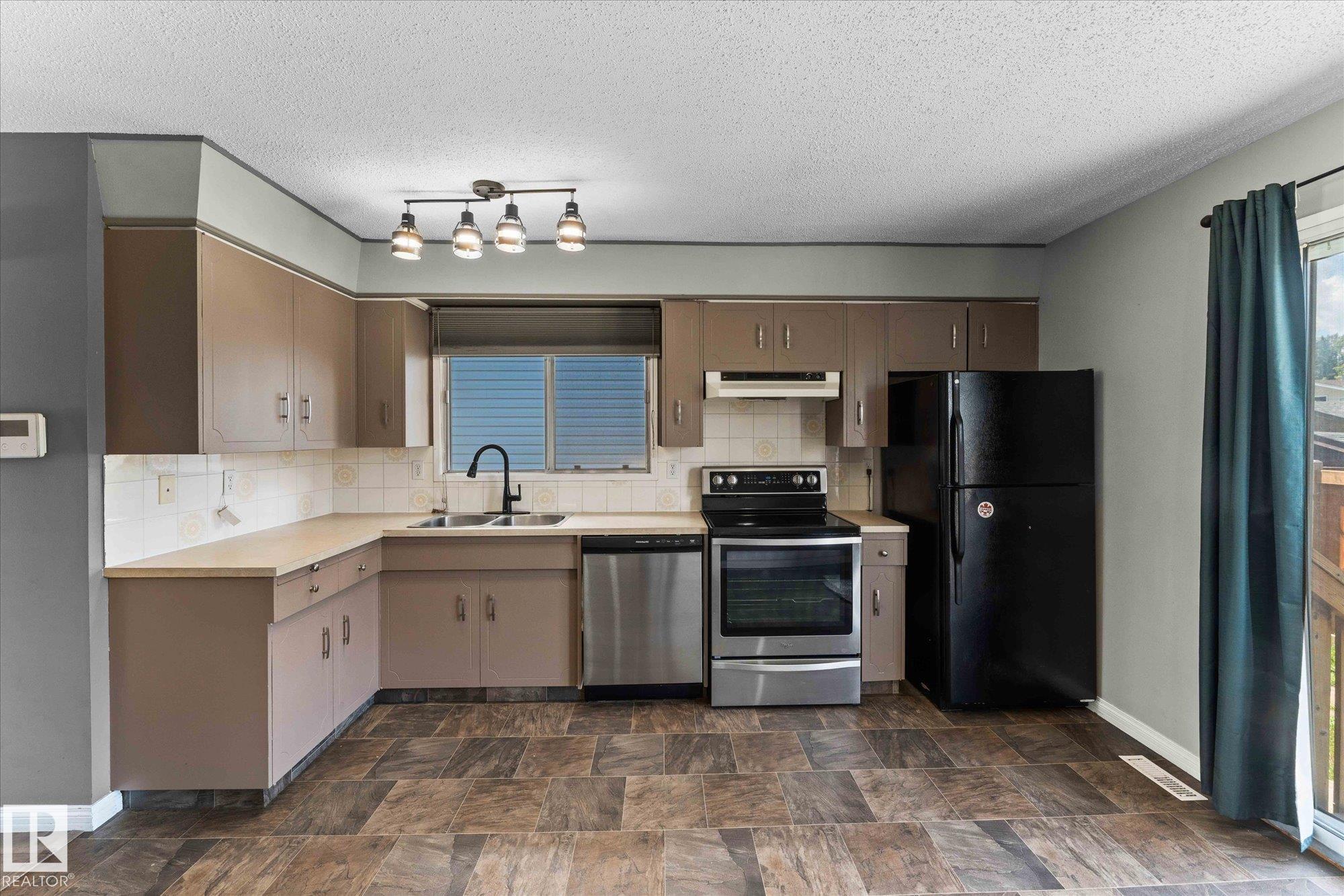 Photo 11 at 33 Westglen Crescent, West Grove, Spruce Grove
