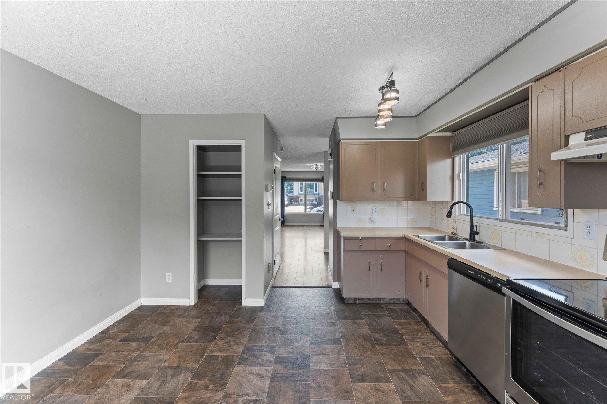 Photo 12 at 33 Westglen Crescent, West Grove, Spruce Grove