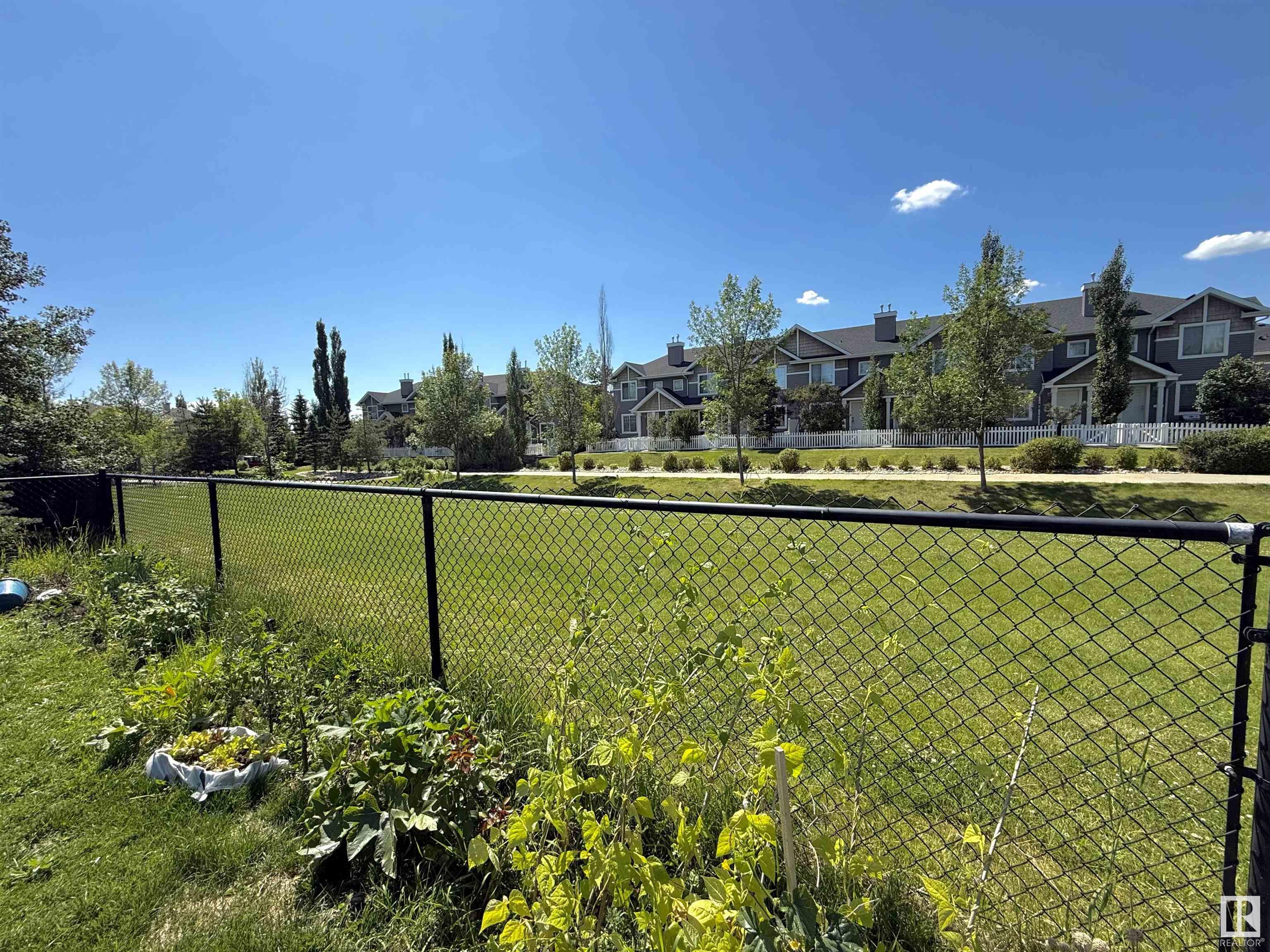 http://cdnparap120.paragonrels.com/ParagonImages/Property/p12/RAE/225361241/45/0/0/32401640fda862632694e5aca70d614f/1/fb6cdf28119e9e0f696a7b47a84d3e86/225361241-2efeadfb-fbad-4149-a31c-d0346e67ea62.JPG