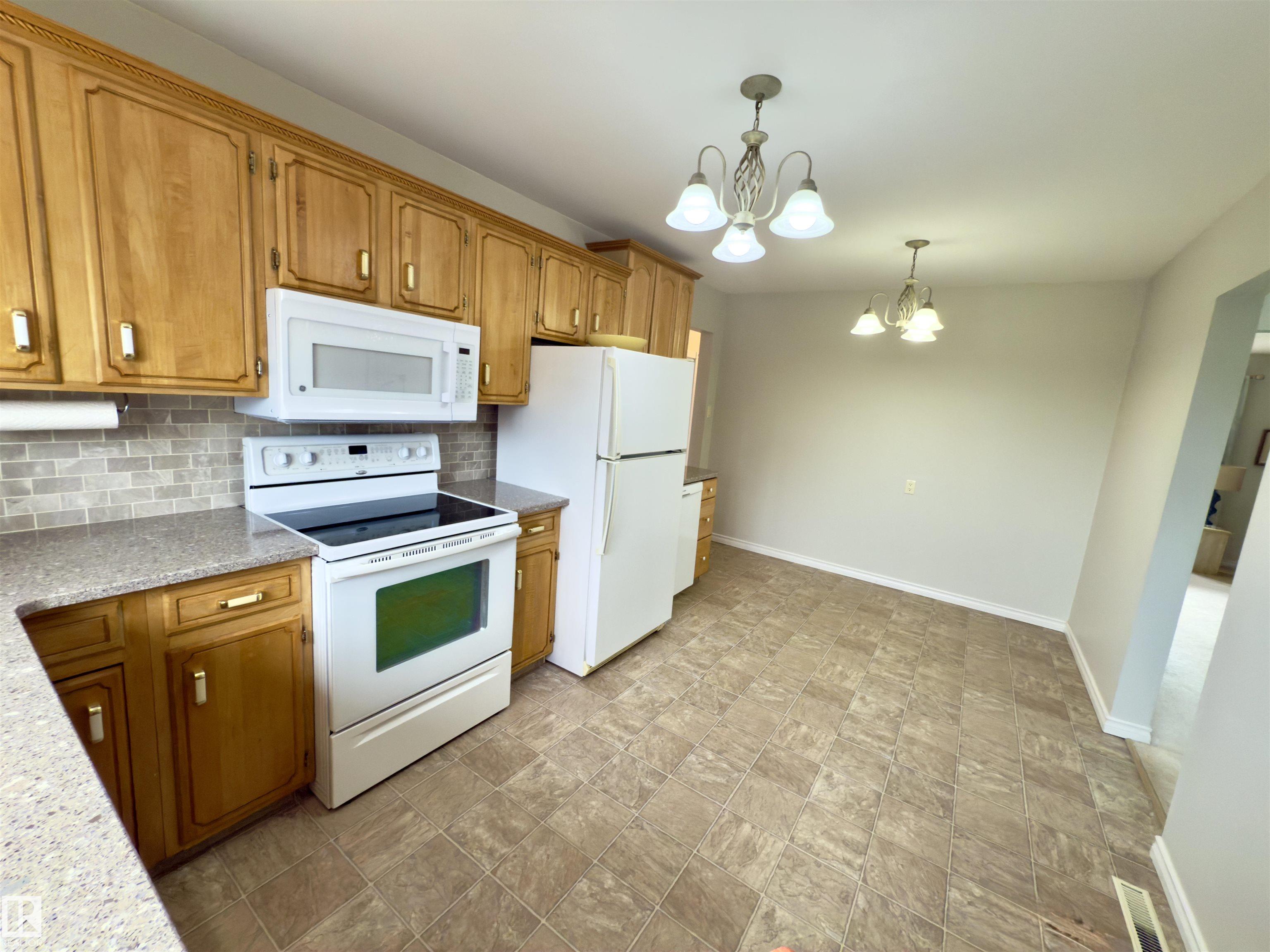 Photo 5 at 5619 140a Avenue NW, York, Edmonton