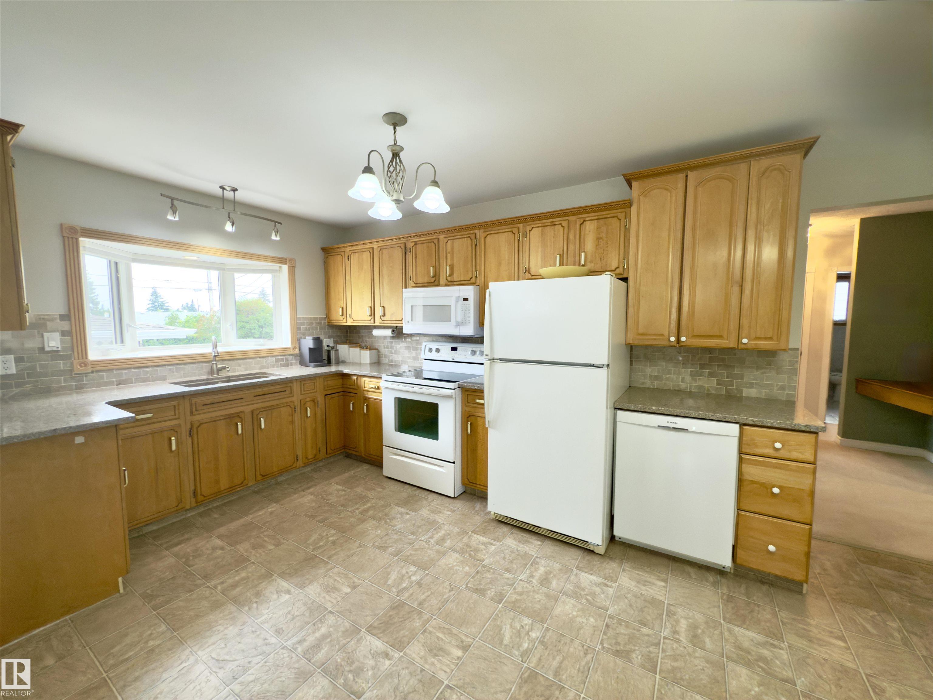 Photo 6 at 5619 140a Avenue NW, York, Edmonton