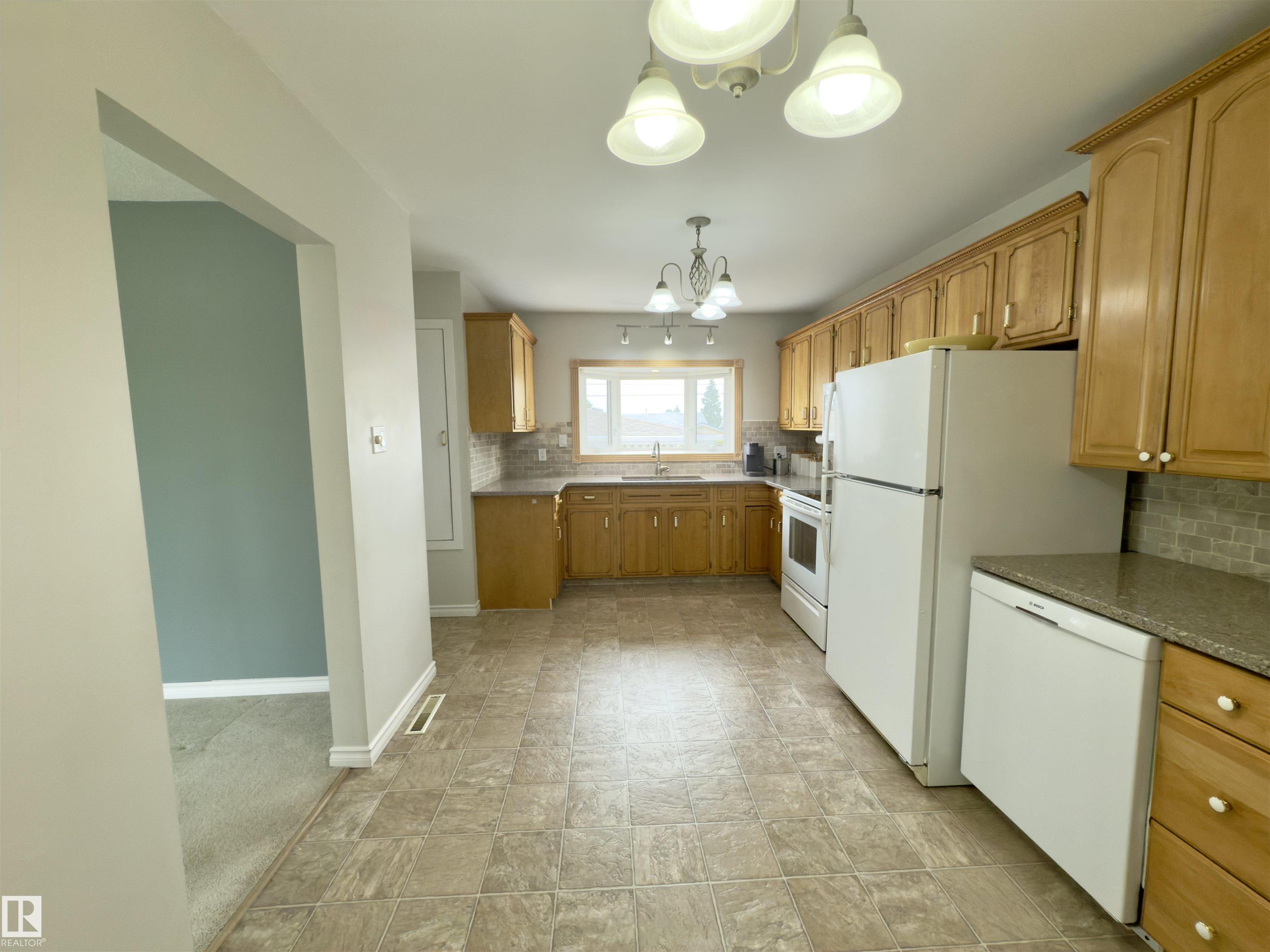 Photo 7 at 5619 140a Avenue NW, York, Edmonton