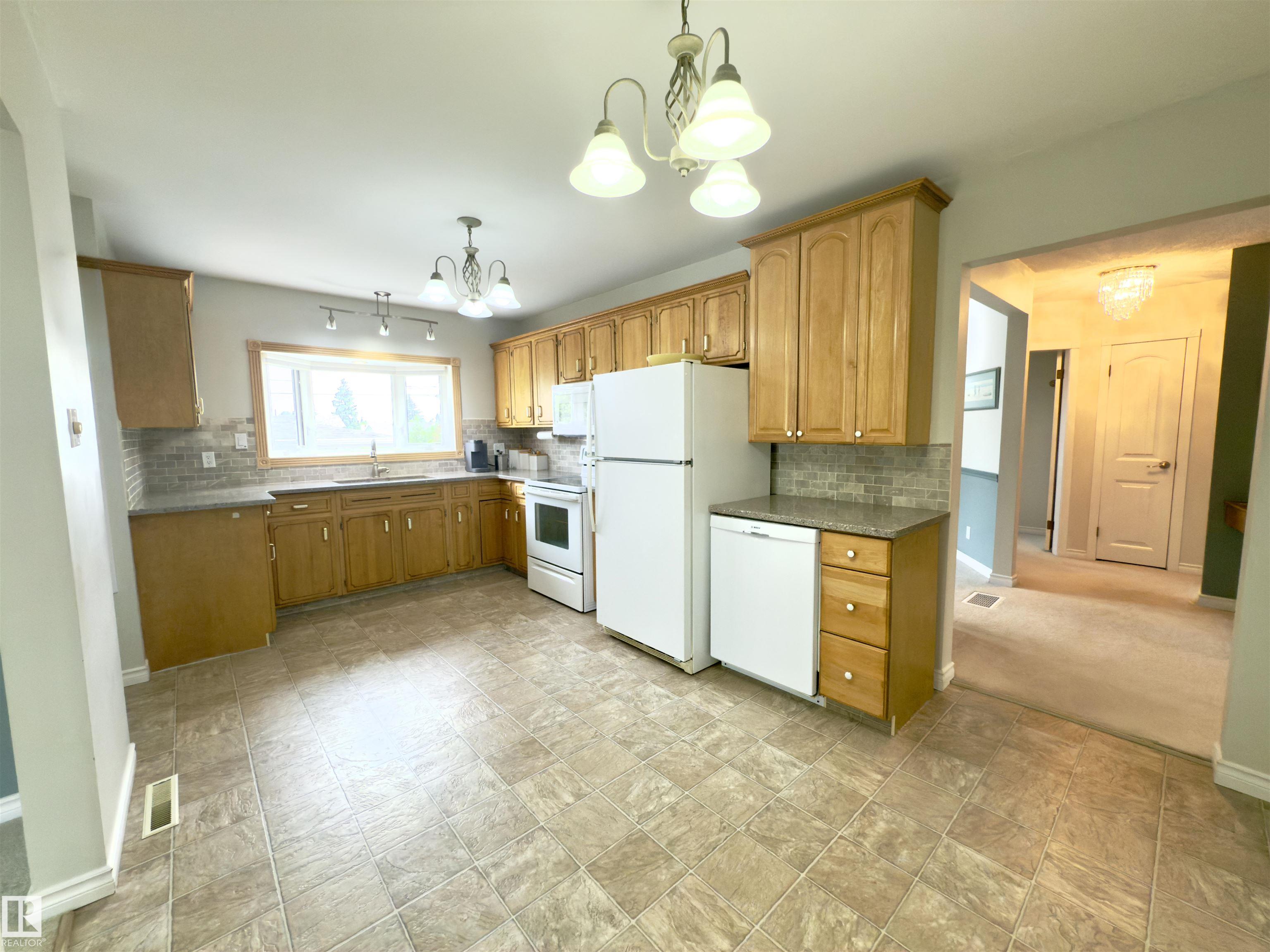 Photo 8 at 5619 140a Avenue NW, York, Edmonton