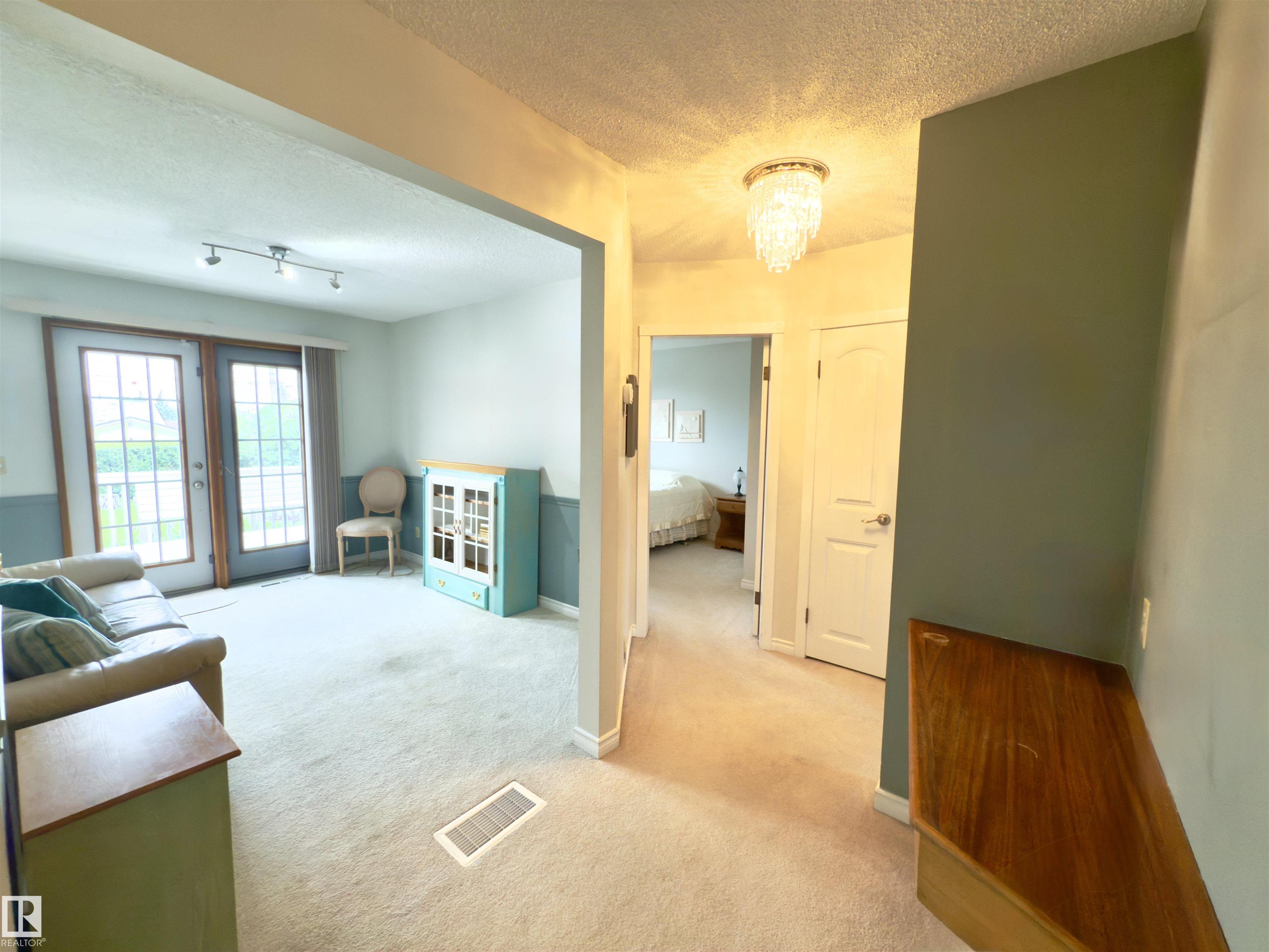 Photo 9 at 5619 140a Avenue NW, York, Edmonton