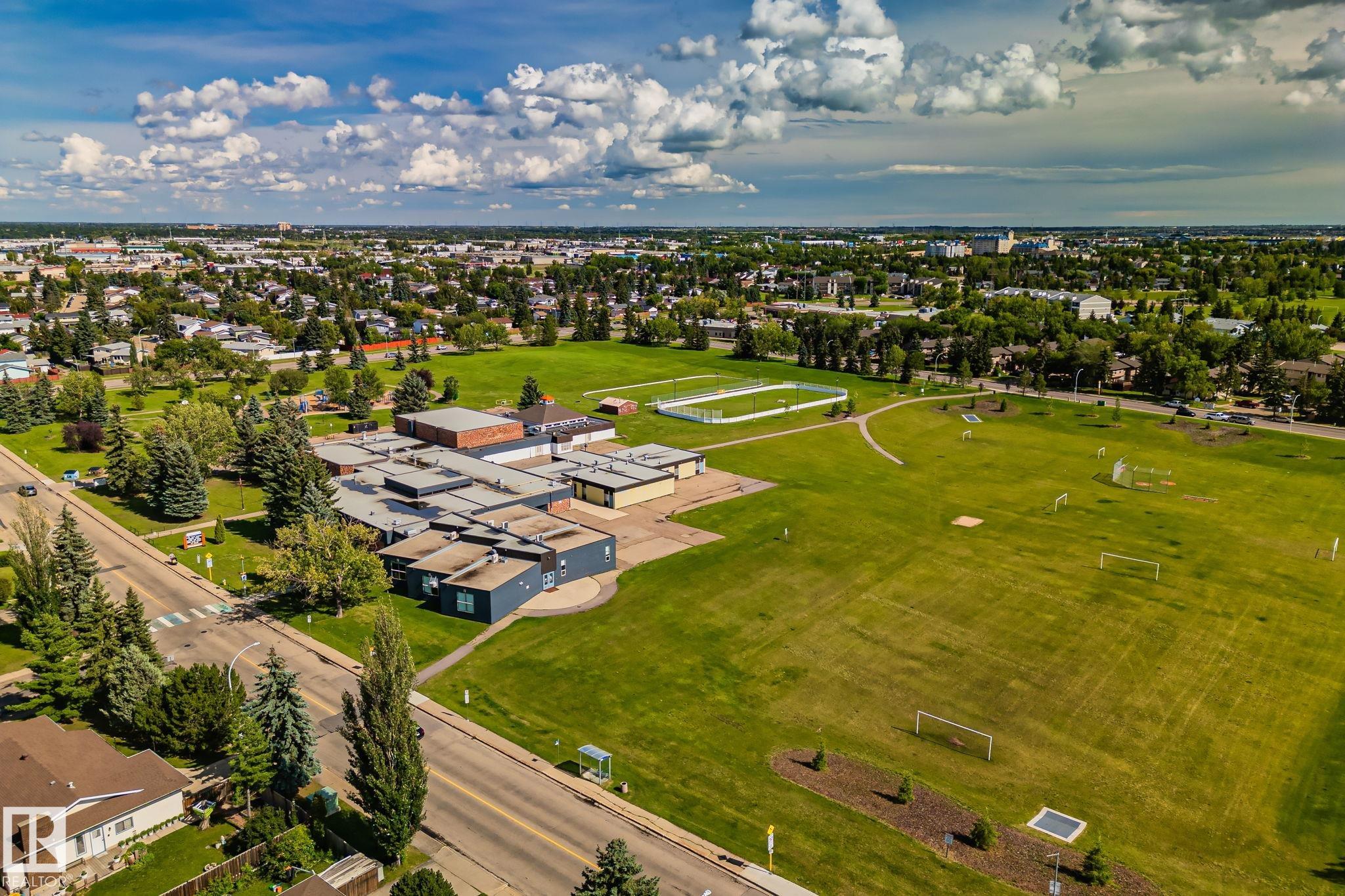 http://cdnparap120.paragonrels.com/ParagonImages/Property/p12/RAE/225363947/46/0/0/7833bf1797b60f72ce7fe740753a89e2/1/df022a5160092140a3647a7d26dd8fe2/225363947-1bfe76f7-ef84-466a-b938-3534adfa1c8b.JPG