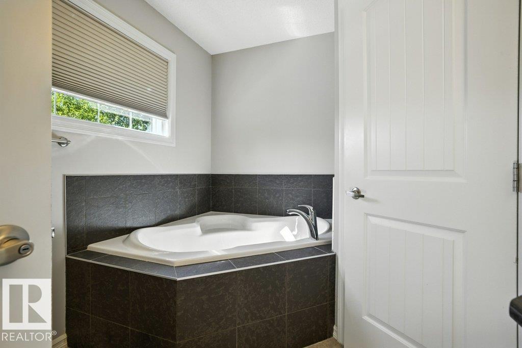 http://cdnparap120.paragonrels.com/ParagonImages/Property/p12/RAE/225364608/20/0/0/90e6ad712d8aa4e23f77dfe2b0f97fda/1/cfd7b721bd667bc60175c4f91c00b02d/225364608-333ed7d2-d34a-47a1-aadd-3a9e82b08bac.JPG