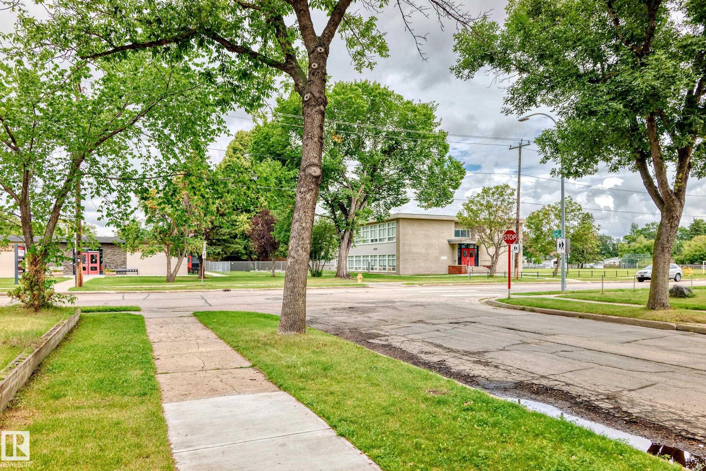 http://cdnparap120.paragonrels.com/ParagonImages/Property/p12/RAE/225364756/61/0/0/377e7b549c18b6111d025dff8c7f61e8/1/b2a8a5b5c0d33acef1b0b5cb83324d21/225364756-c7073a55-1523-4b91-86a4-cdb5dd4b5c8c.JPG