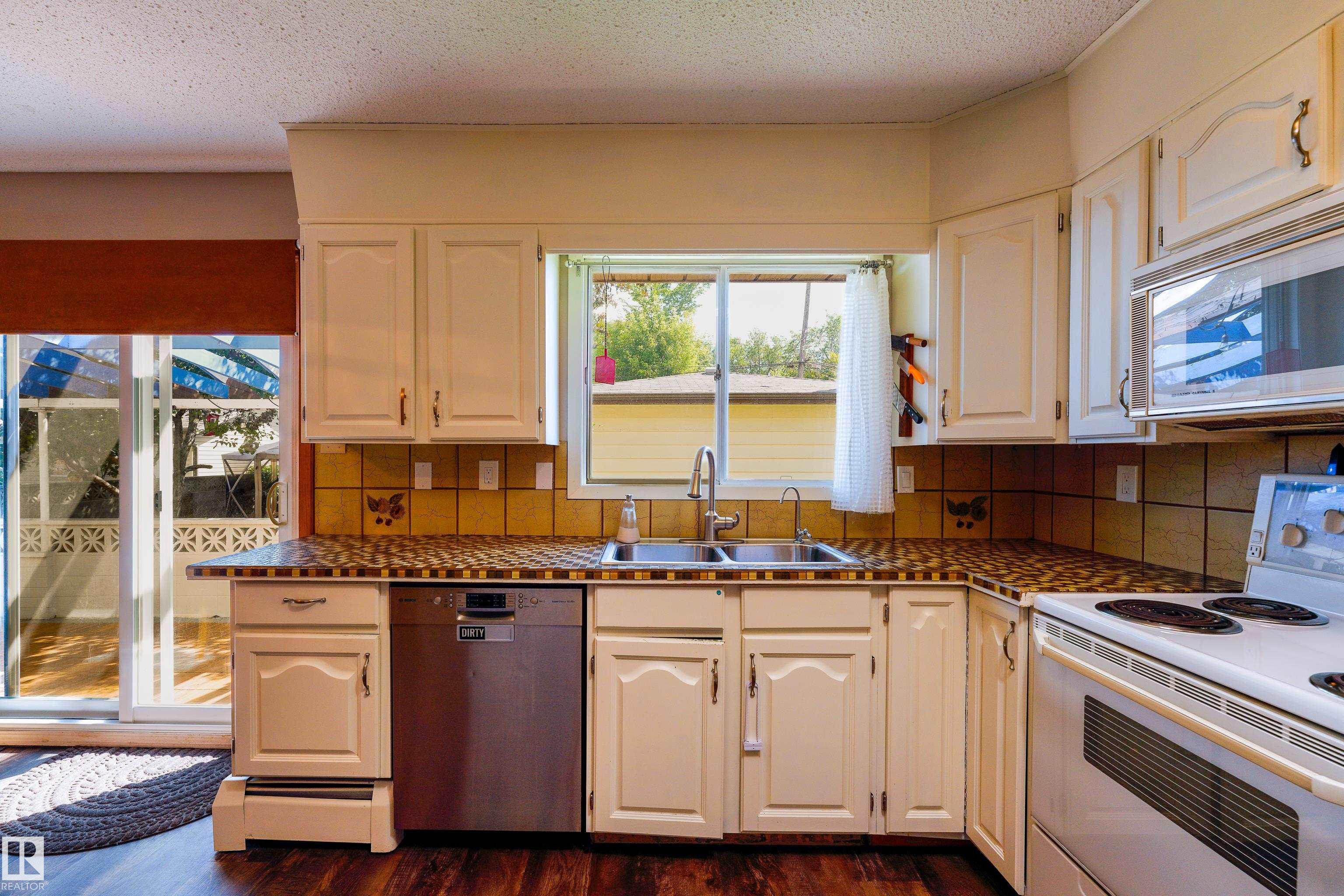 Photo 11 at 10725 72 Avenue NW, Queen Alexandra, Edmonton