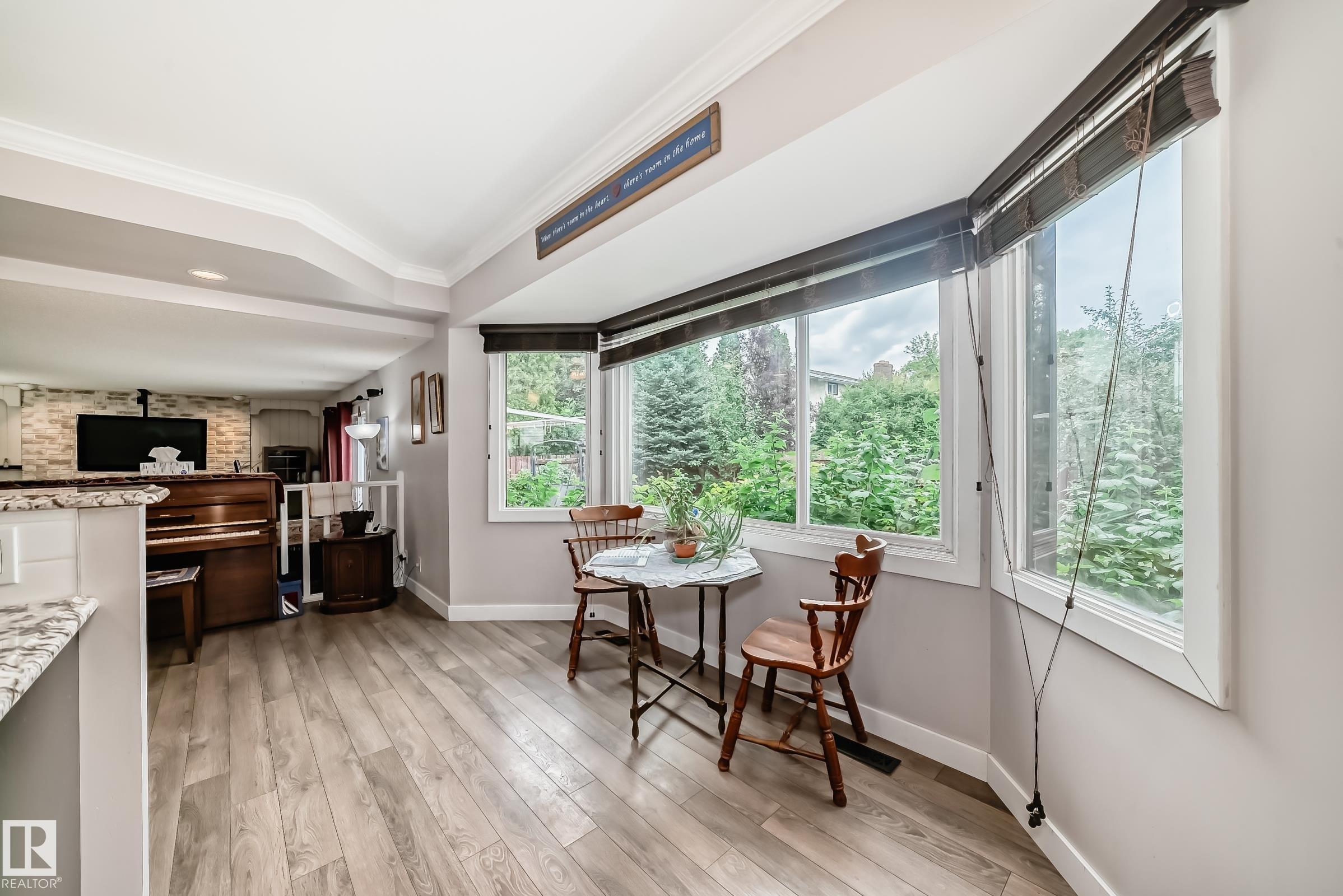 Photo 11 at 10 Abbey Crescent, Akinsdale, St. Albert