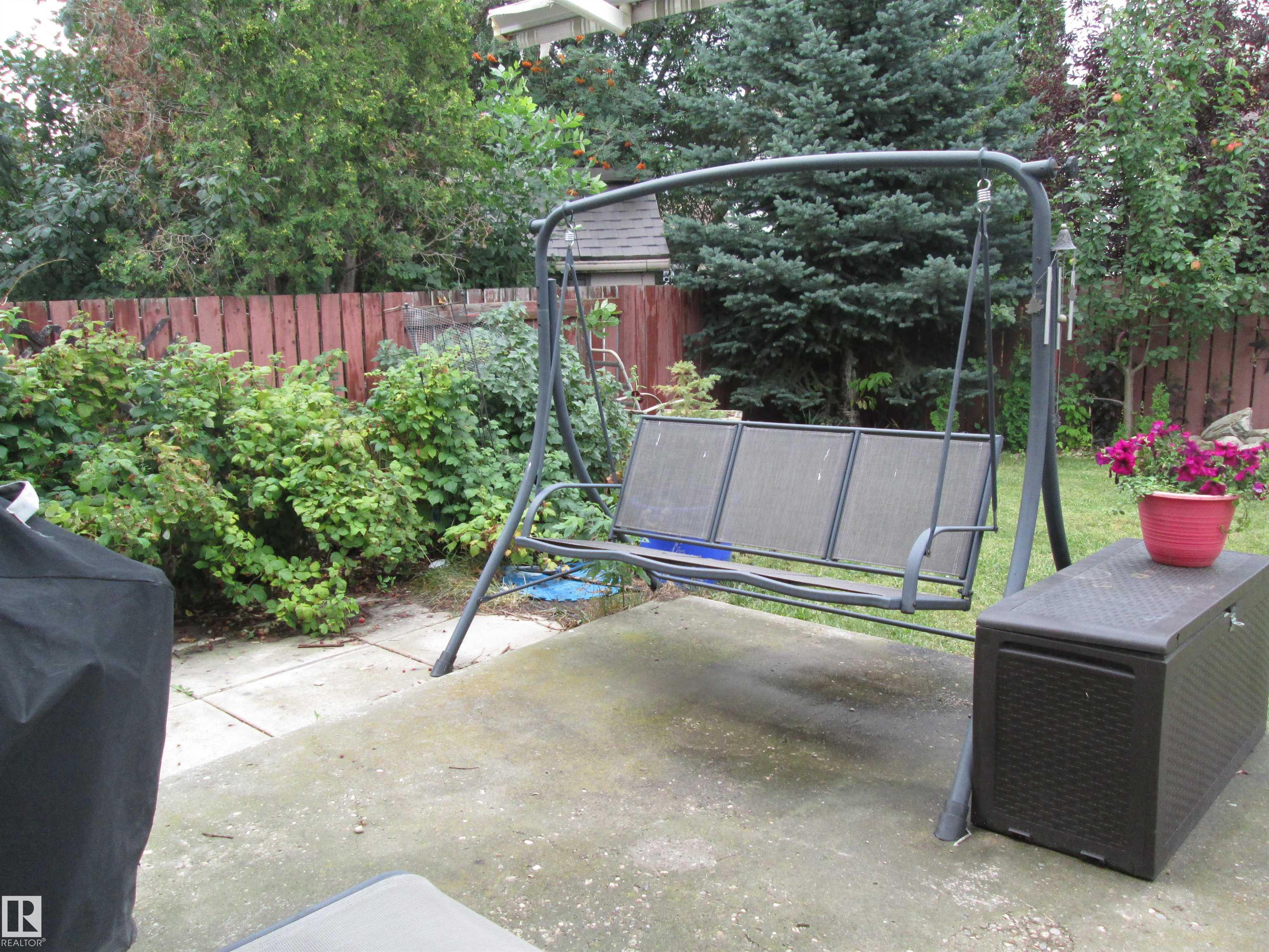 Photo 15 at 10 Abbey Crescent, Akinsdale, St. Albert