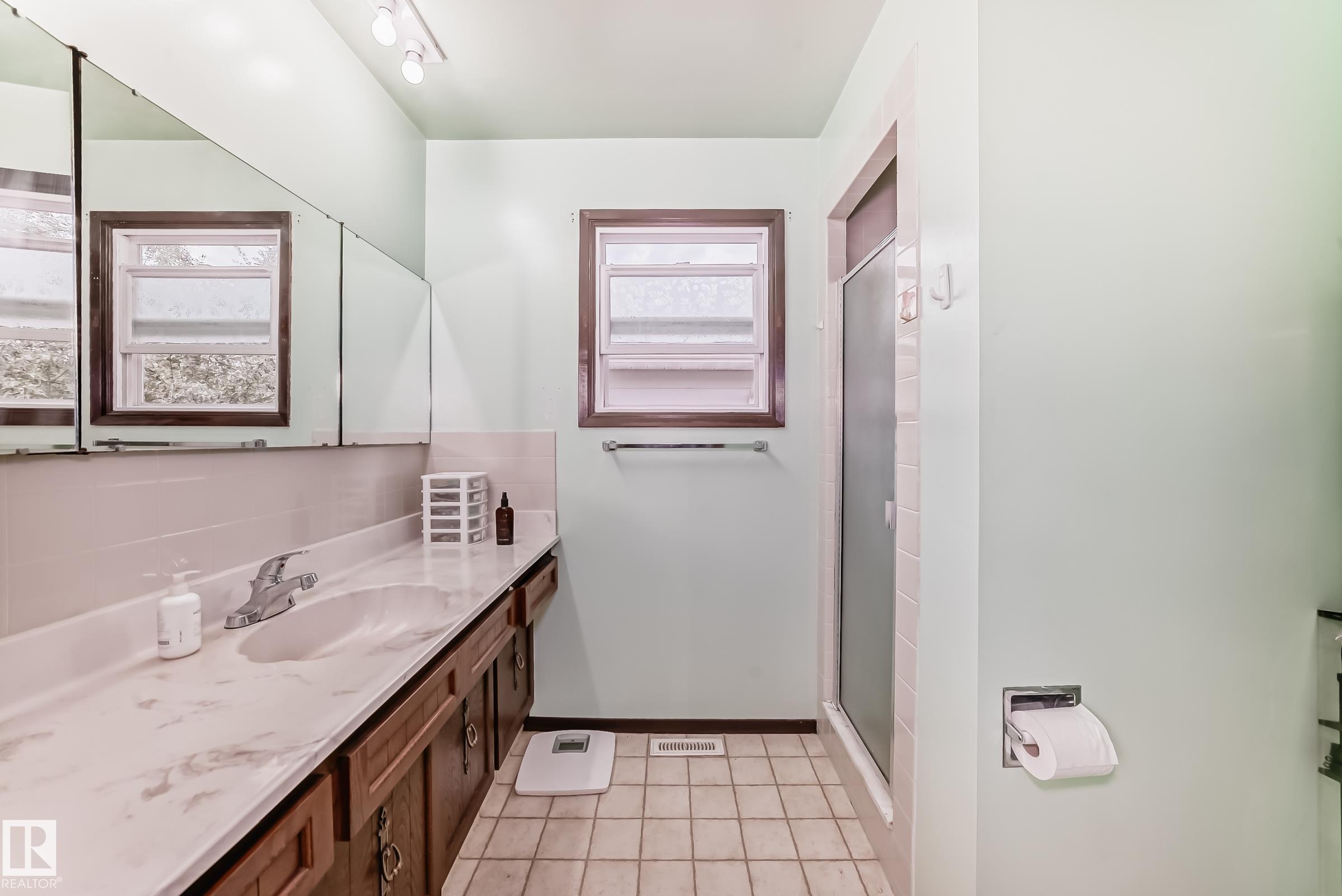 Photo 18 at 10 Abbey Crescent, Akinsdale, St. Albert