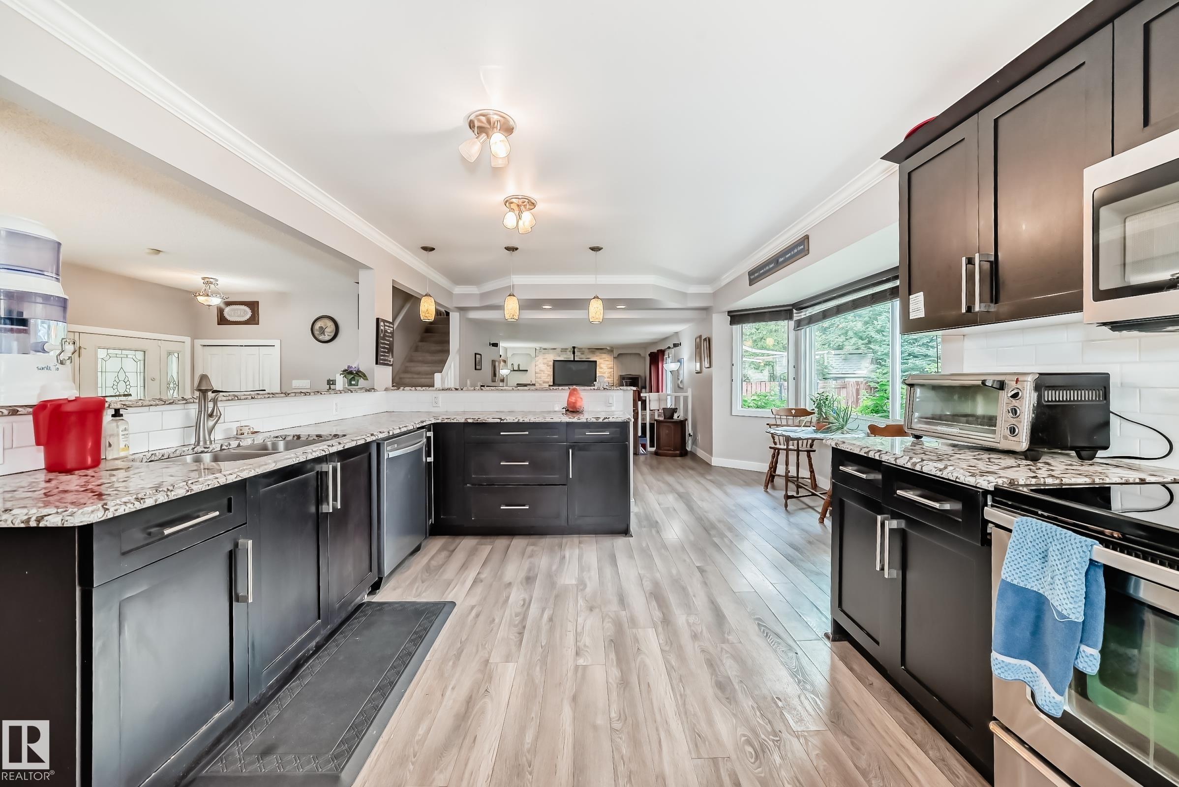 Photo 3 at 10 Abbey Crescent, Akinsdale, St. Albert