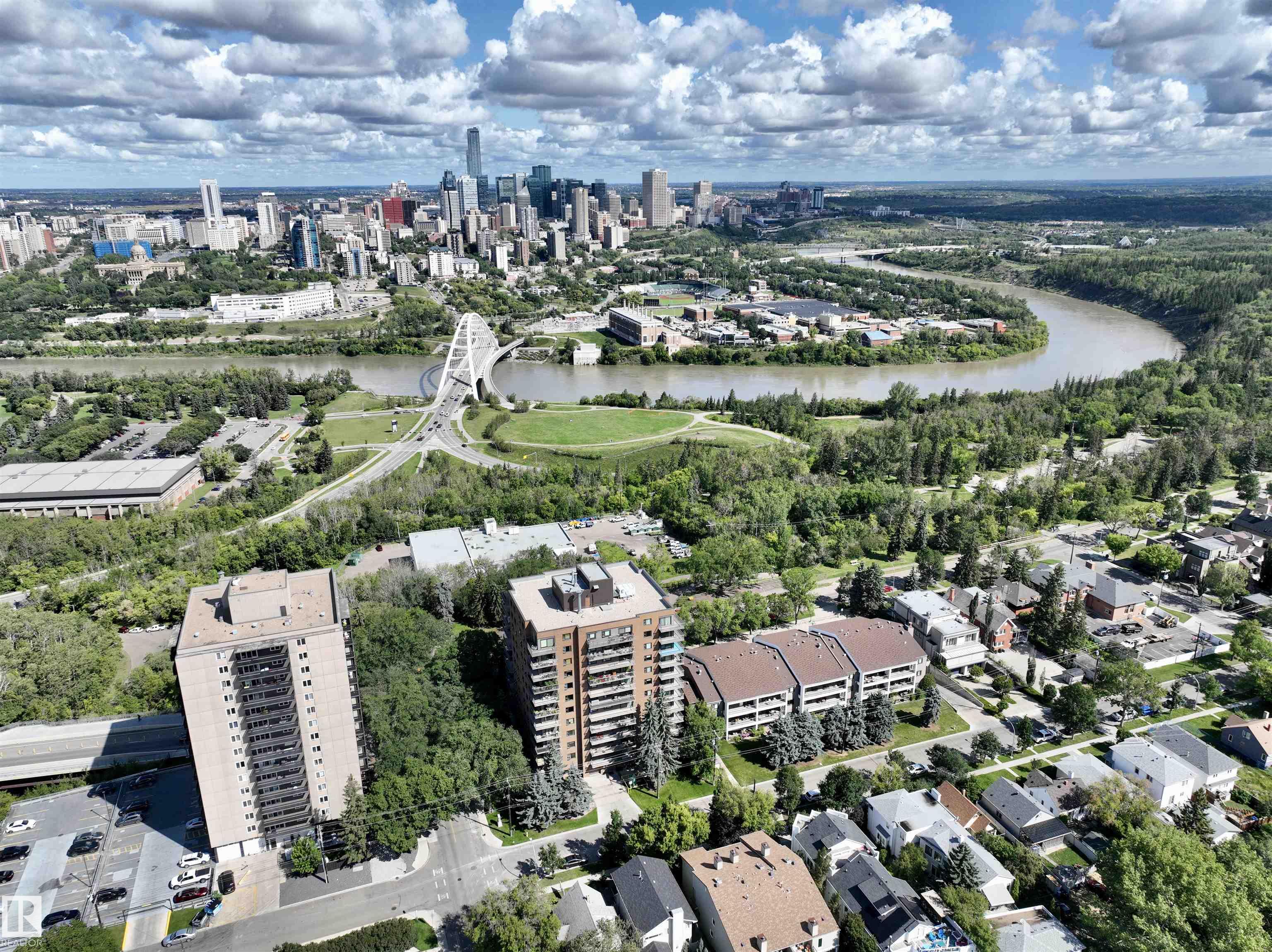 http://cdnparap120.paragonrels.com/ParagonImages/Property/p12/RAE/225365410/48/0/0/7df67c68123c44644404e6269673431c/1/6708f358c22d45a9fd9c8e021e6a8c55/225365410-fb2d63ea-8795-46cb-ab9a-928e93c507d8.JPG