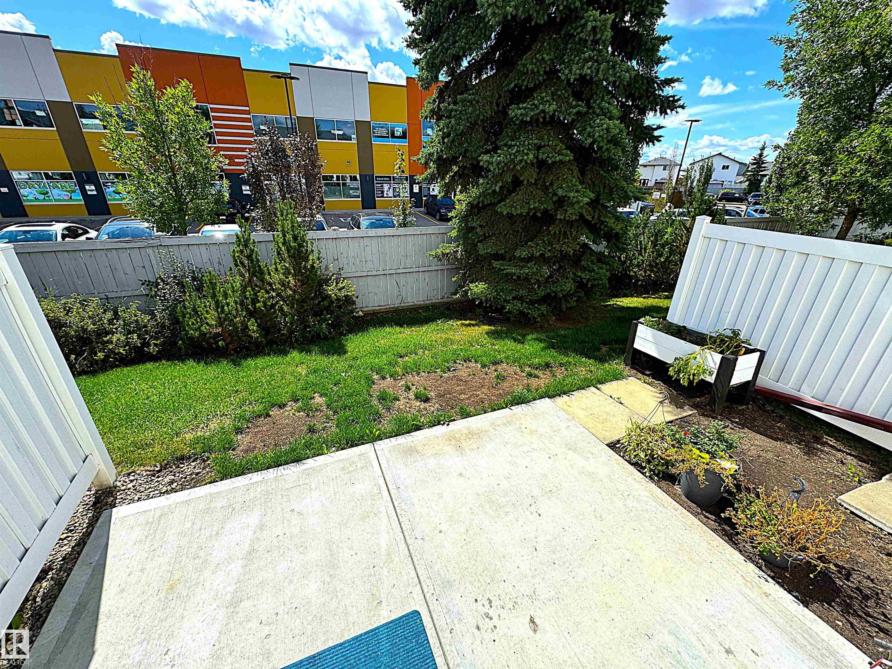 http://cdnparap120.paragonrels.com/ParagonImages/Property/p12/RAE/225365464/18/0/0/78bf87c67c19403ed506b605a04185f1/1/f3c2897e7ffb4fa6ce685fbe94626733/225365464-4fd605b9-6be1-4cbe-9e9f-bc9683c34ae3.JPG