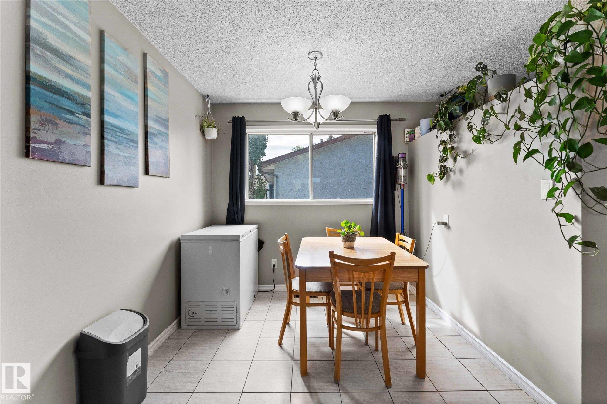 http://cdnparap120.paragonrels.com/ParagonImages/Property/p12/RAE/225365620/9/0/0/19ee702c6bf781041f5421a57ebfd958/1/1345517cfd0974d716249632dbcc8870/225365620-b81d9e99-4aed-4292-99f2-a165fb68e7f3.JPG