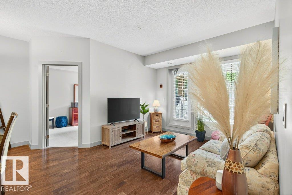 http://cdnparap120.paragonrels.com/ParagonImages/Property/p12/RAE/225365773/4/0/0/17a0dffb1cbfa8c9247043d46a224caa/1/b8b680fd3cd16f9288363cdea889efa5/225365773-a53495aa-33ae-4832-b570-74aa1008d9f7.JPG