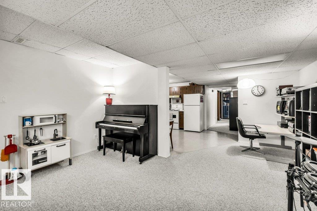 http://cdnparap120.paragonrels.com/ParagonImages/Property/p12/RAE/225366279/61/0/0/3ea368a5ea67640bac41f04310bec1c2/1/8bb1e089361a4400dbf42a1c958bda0b/225366279-66dca799-359b-4641-ae31-e7fefce29e7a.JPG