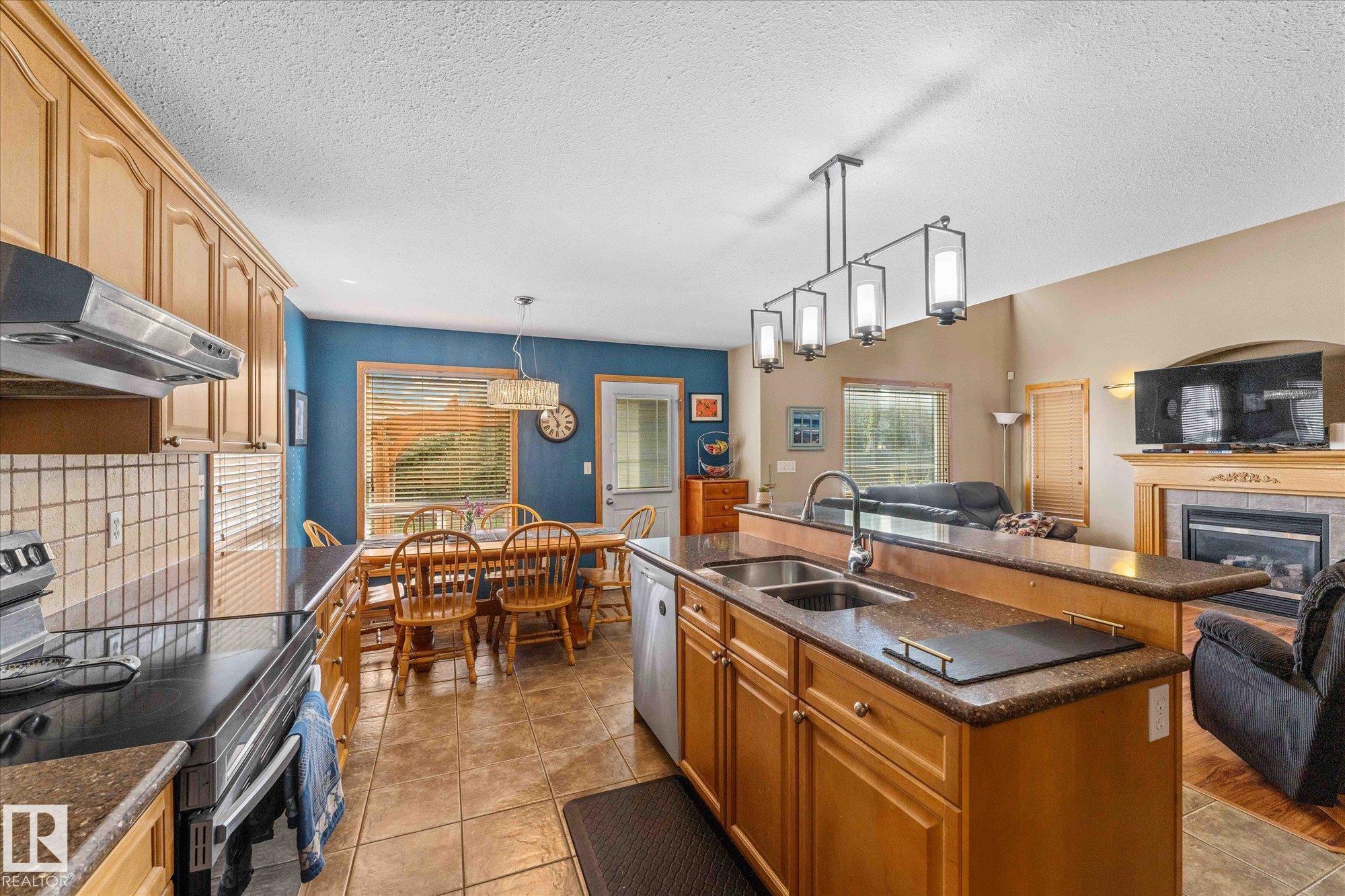 http://cdnparap120.paragonrels.com/ParagonImages/Property/p12/RAE/225366492/13/0/0/bf93f76c7a25396d2c7f260f8e058396/1/19c0a5c958efac751c43cebbed393c22/225366492-1d1bee4d-9cdc-4793-9444-36cc763cfa86.JPG