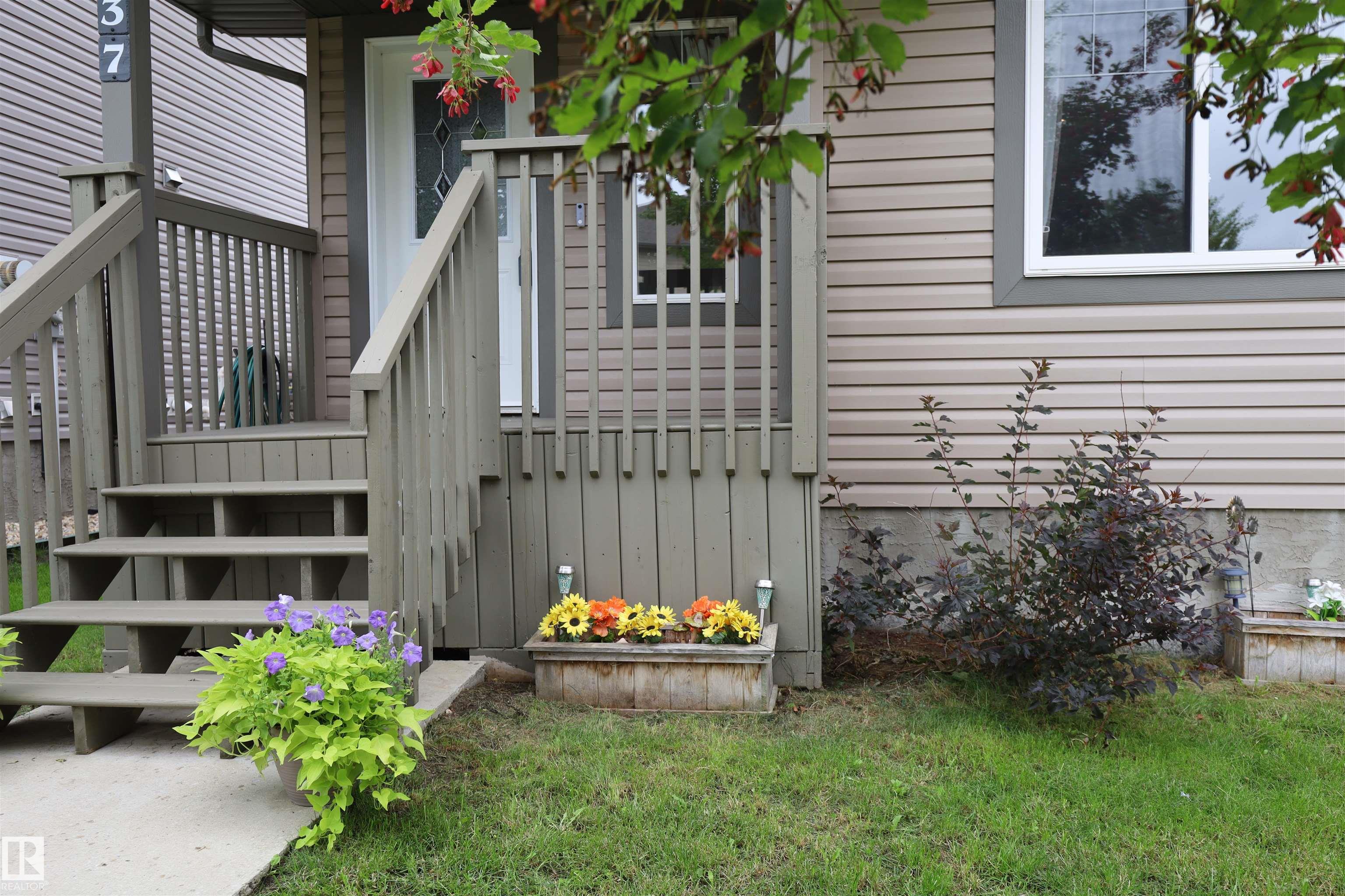 Photo 2 at 37 Radcliffe Wynd, South Fort, Fort Saskatchewan