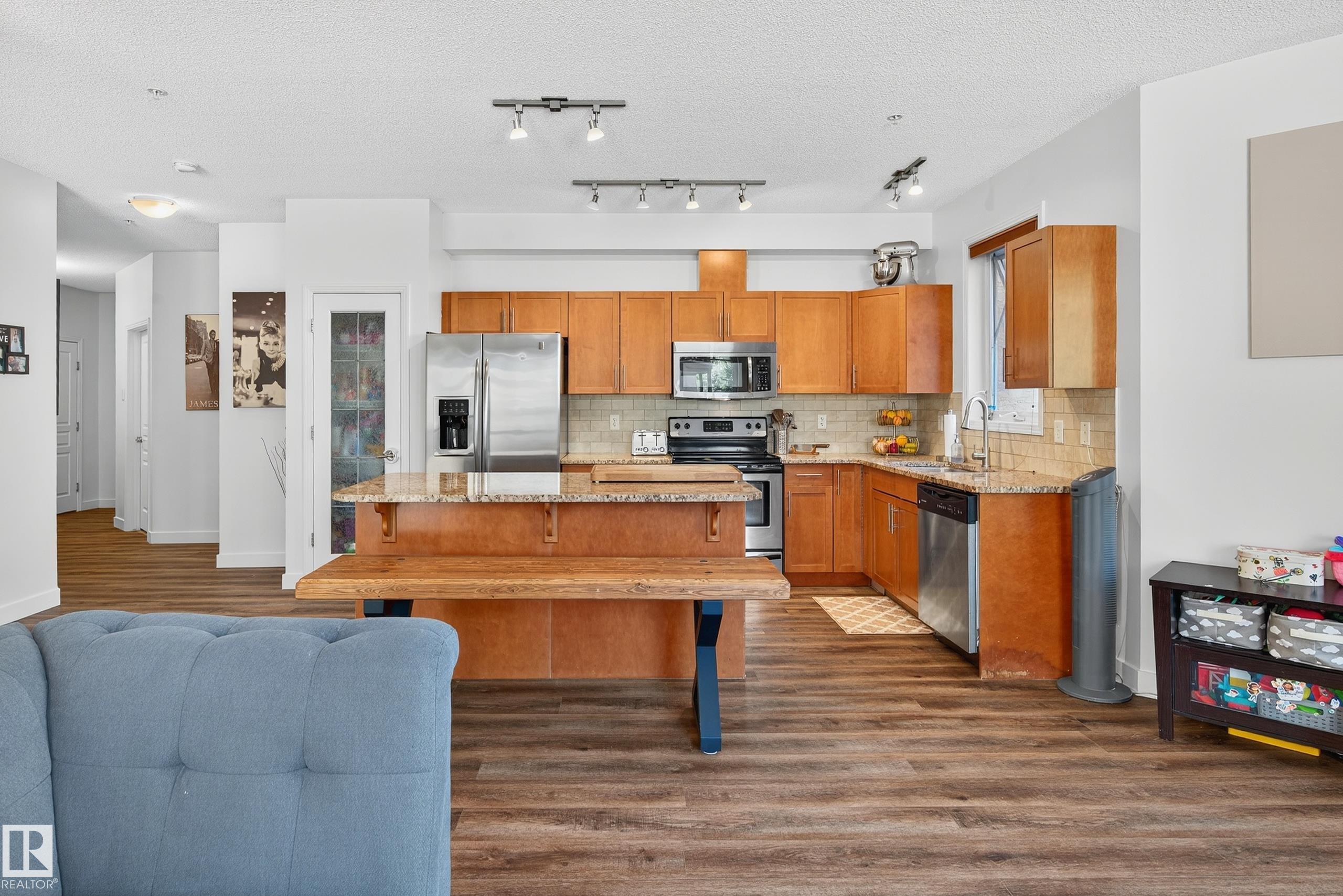 http://cdnparap120.paragonrels.com/ParagonImages/Property/p12/RAE/225366634/9/0/0/889d2017b7537d20ac869e42b62cc927/1/dfe5566131a7cb1c2470e97c2183aff1/225366634-a6f2c6bf-8c0b-4029-be07-dfa9423bcab4.JPG
