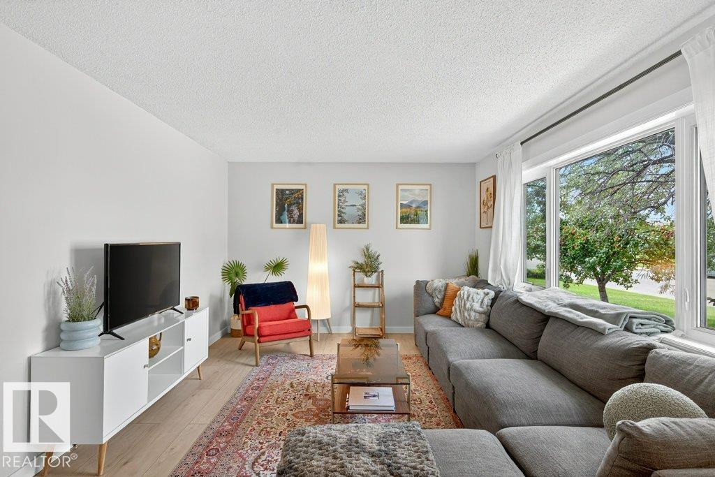 http://cdnparap120.paragonrels.com/ParagonImages/Property/p12/RAE/225366783/5/0/0/7ae902d5fda77bf2cbe91abd81f83275/1/1e258ce1c4680e0e59e1eddeda957344/225366783-722a1fc9-b8bd-458a-aeaa-1c11cb16faba.JPG