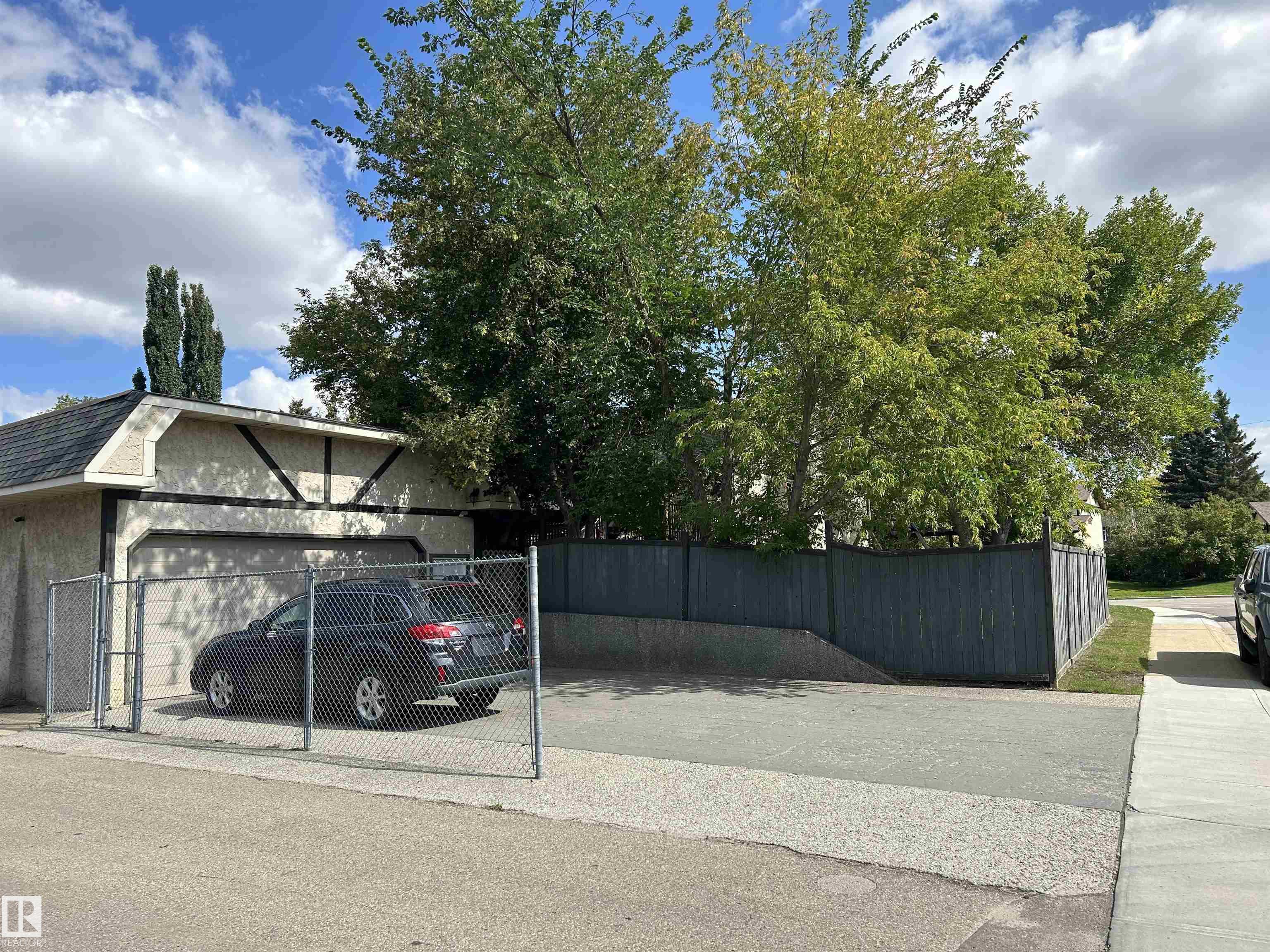 Photo 3 at 52 Greystone Drive, Grove Meadows, Spruce Grove