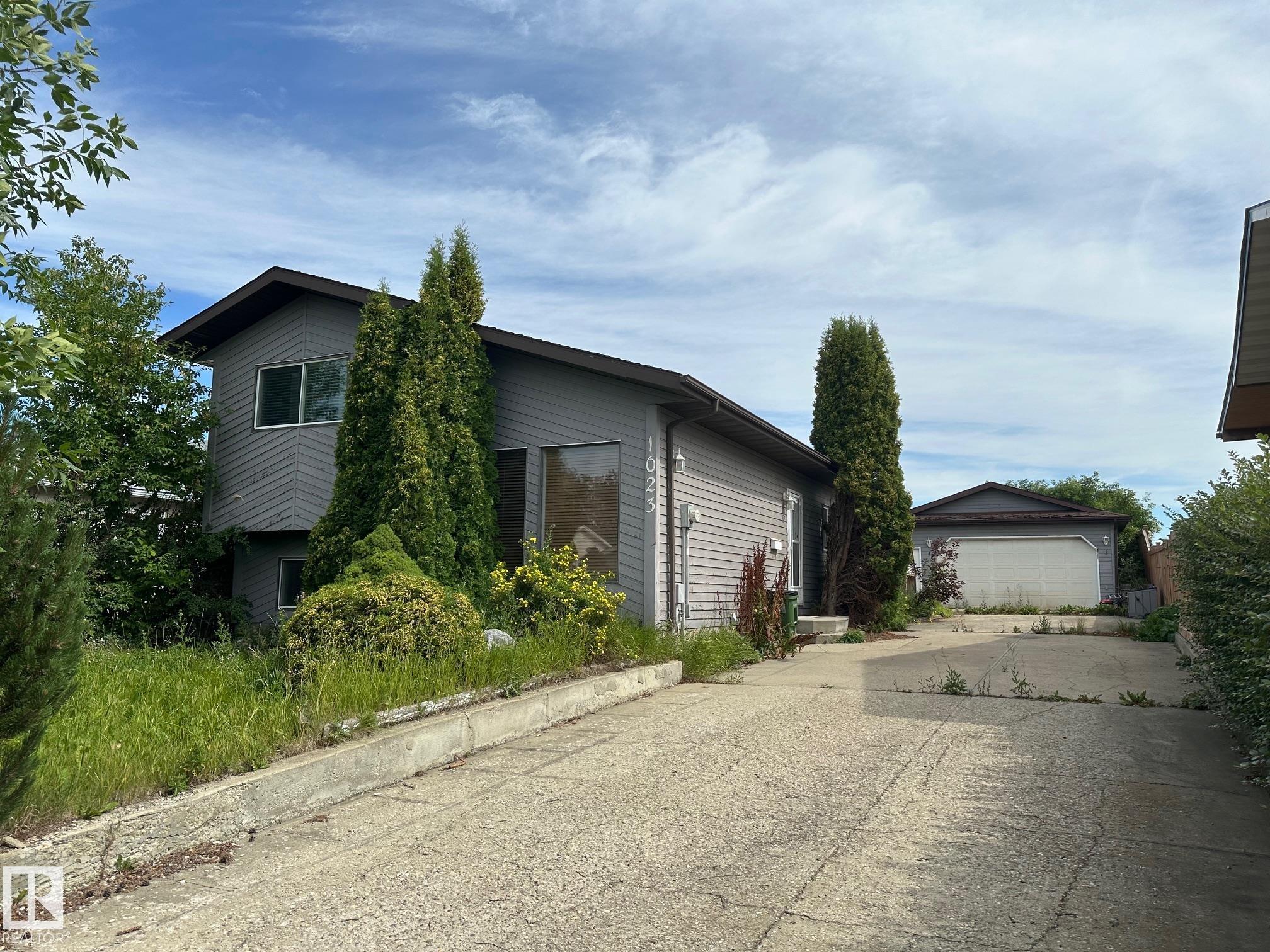1023 35 Street NW, Crawford Plains, Edmonton 