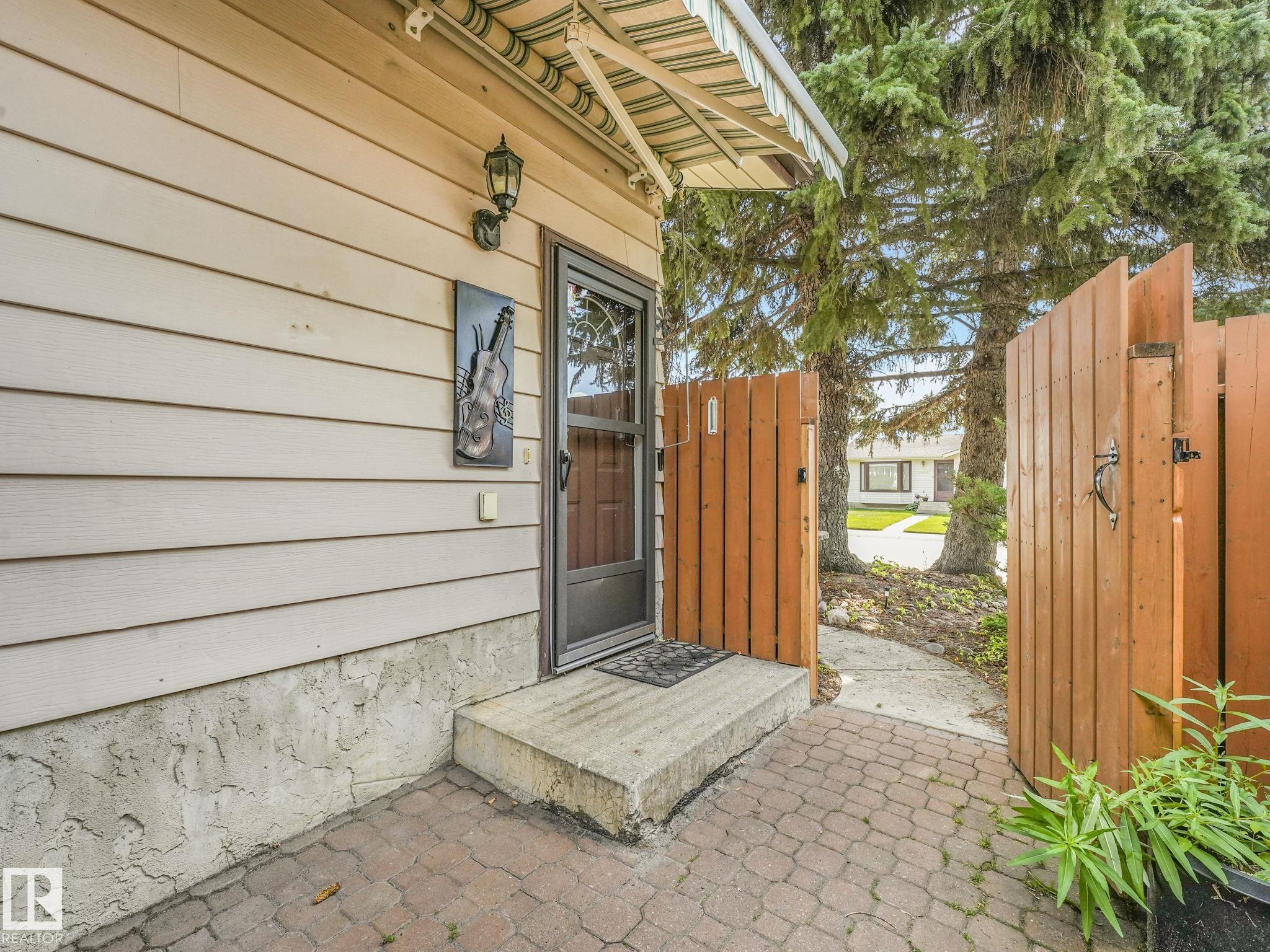 Photo 34 at 3608 15 Avenue NW, Crawford Plains, Edmonton
