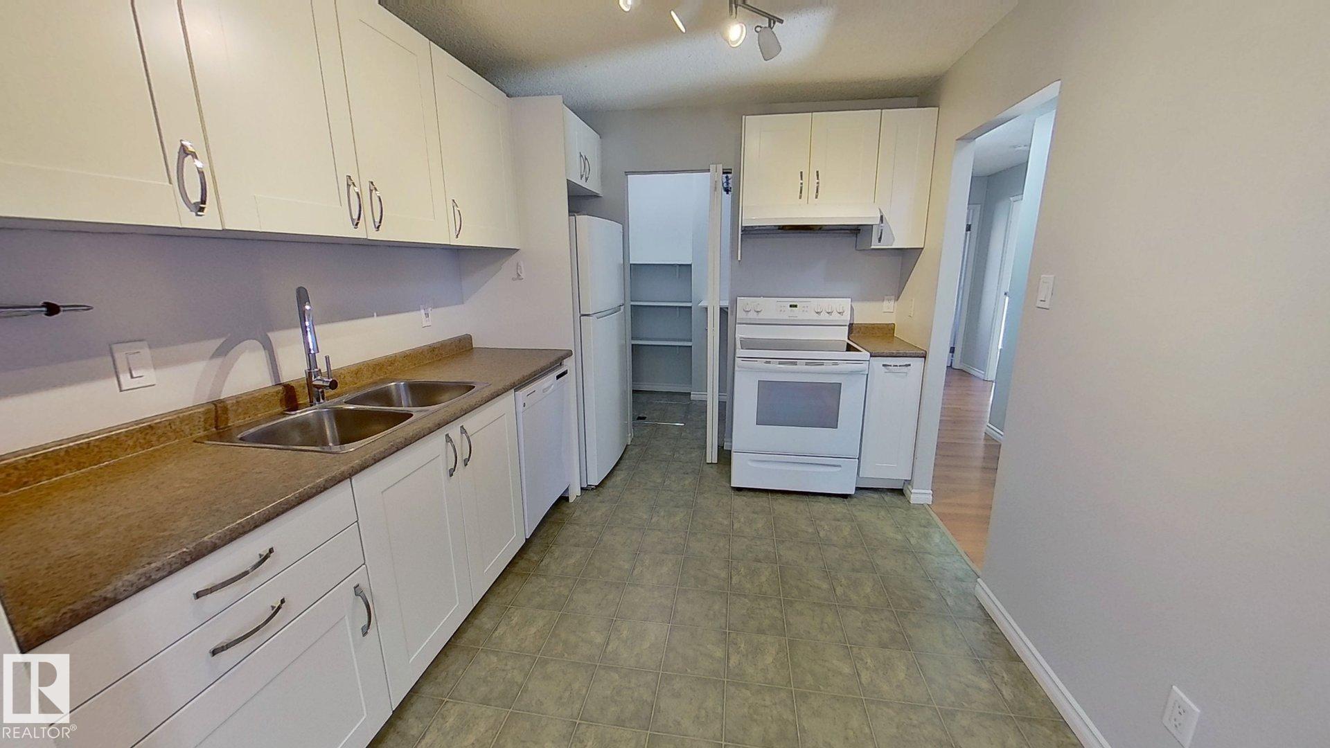 Photo 7 at 9309 172 Street NW, Summerlea, Edmonton