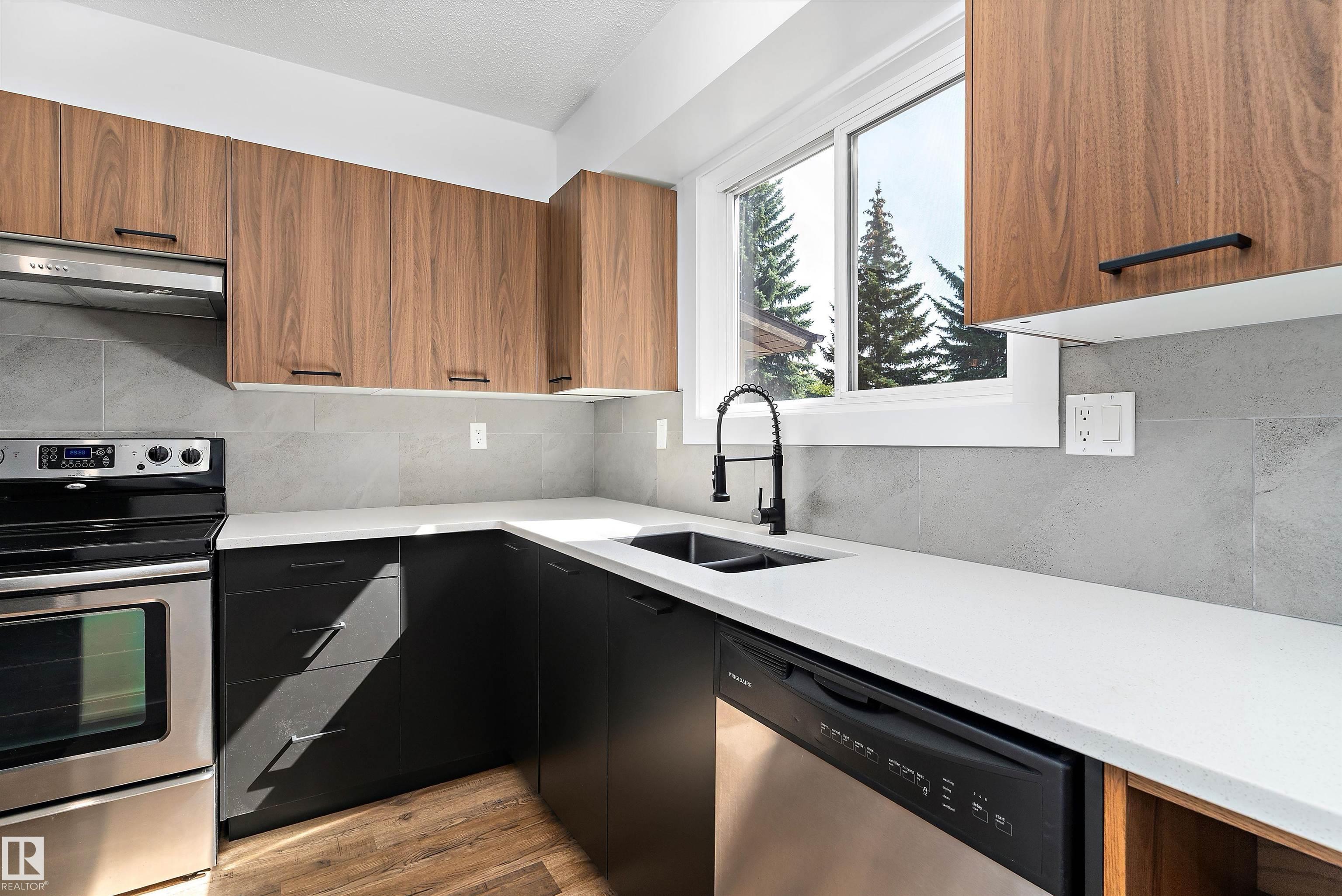 Photo 3 at 13 - 7604 29 Avenue NW, Kameyosek, Edmonton