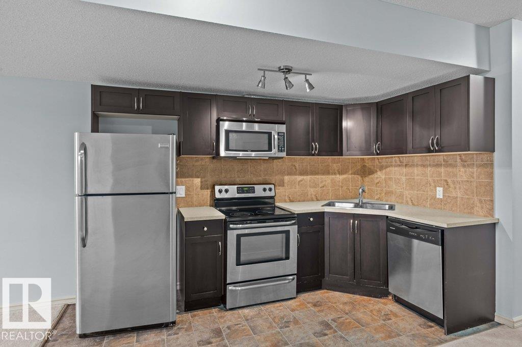 http://cdnparap120.paragonrels.com/ParagonImages/Property/p12/RAE/225367740/38/0/0/d1f7ef0458c59a649659bcdf2b25205d/1/9f68c9db05850b815393904edb7a9eca/225367740-F0C56C8D-AFC5-4030-A24E-B293A1885A36.JPG