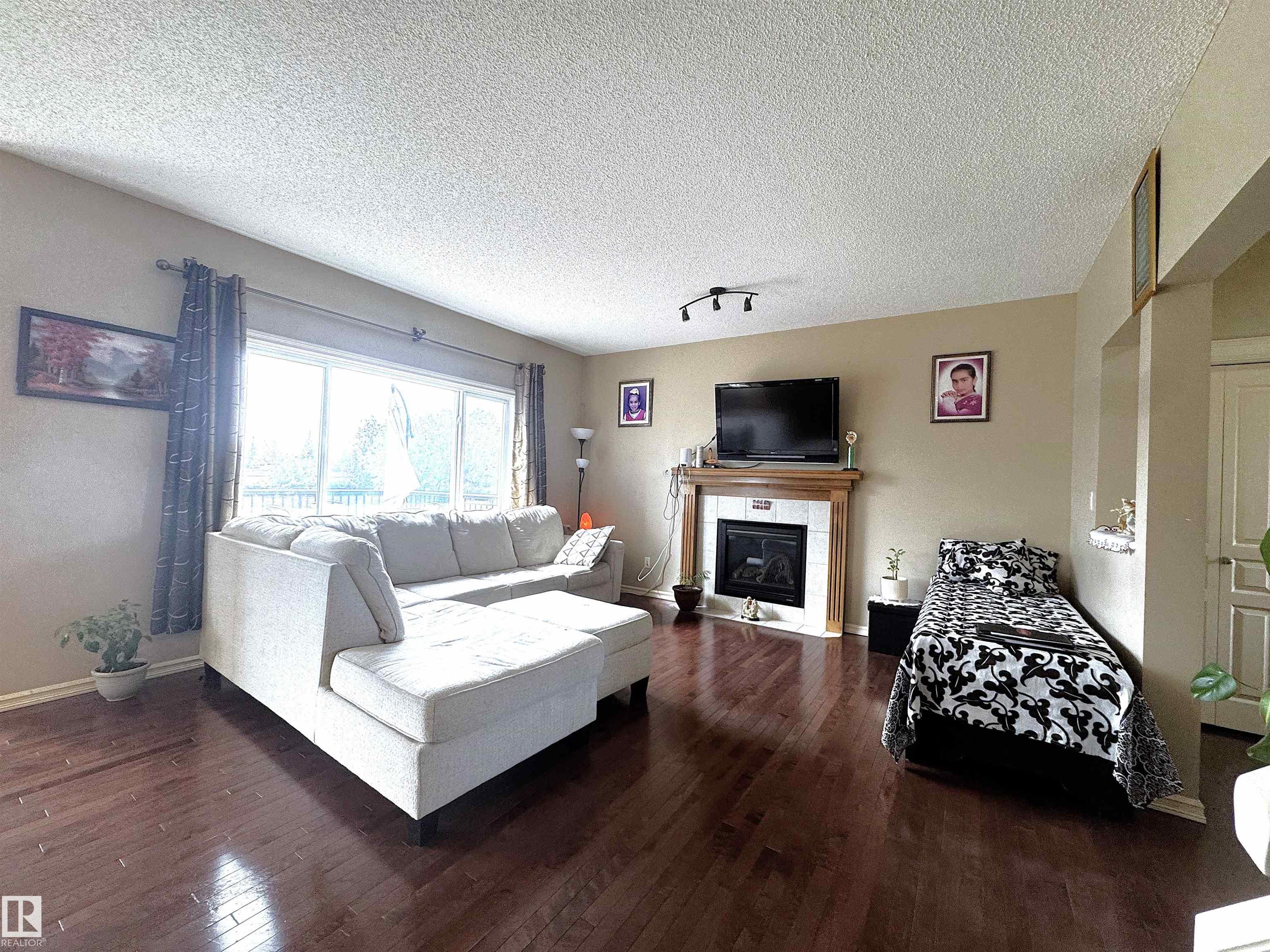 http://cdnparap120.paragonrels.com/ParagonImages/Property/p12/RAE/225367788/6/0/0/3393b50bb29e5072c5f101315bad1caa/1/d0212660942655ccf48ae10411a43f39/225367788-d1c52eaf-88fc-4dd9-9867-28253720a22f.JPG