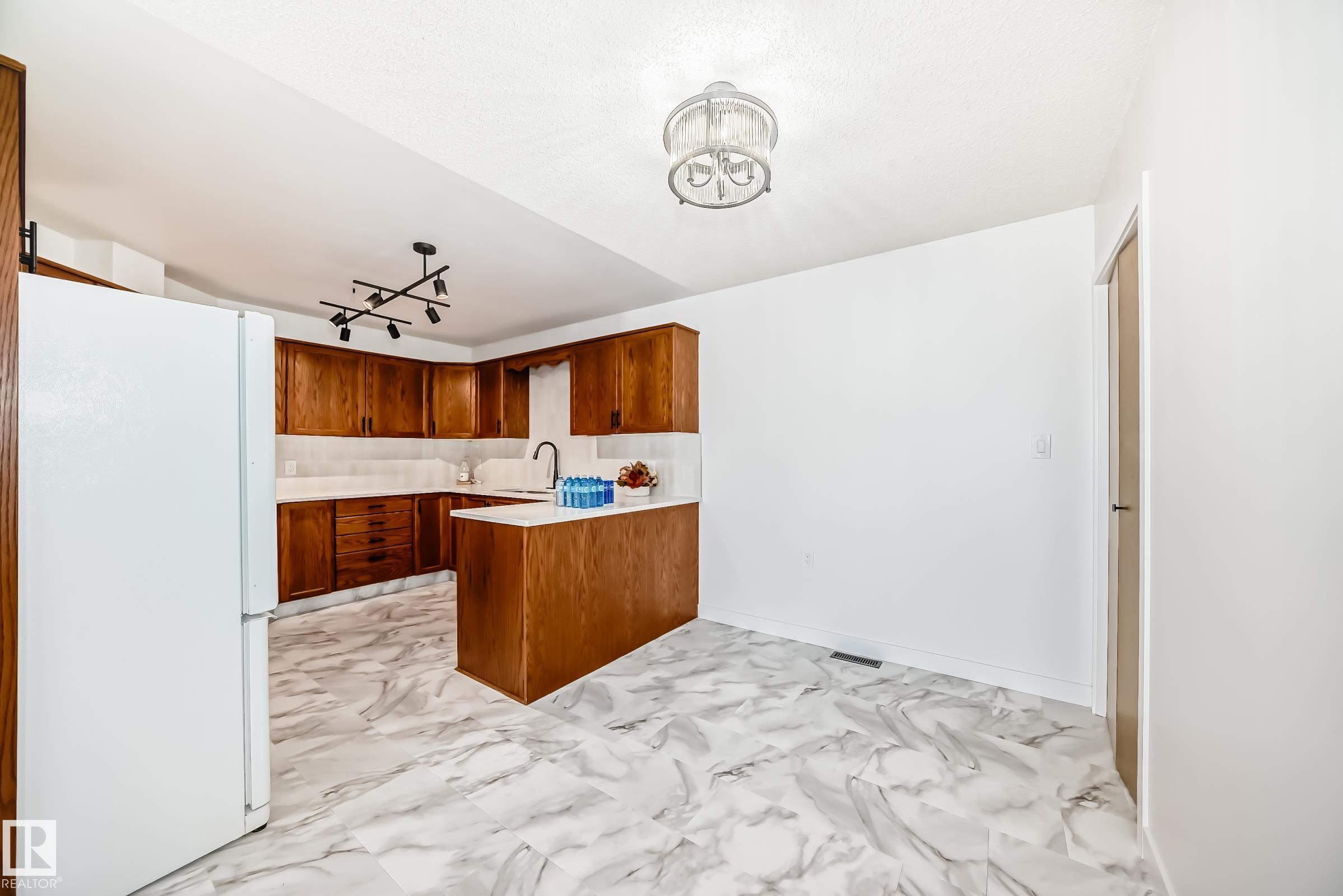 Photo 5 at 15571 59a Street NW, Hollick-Kenyon, Edmonton