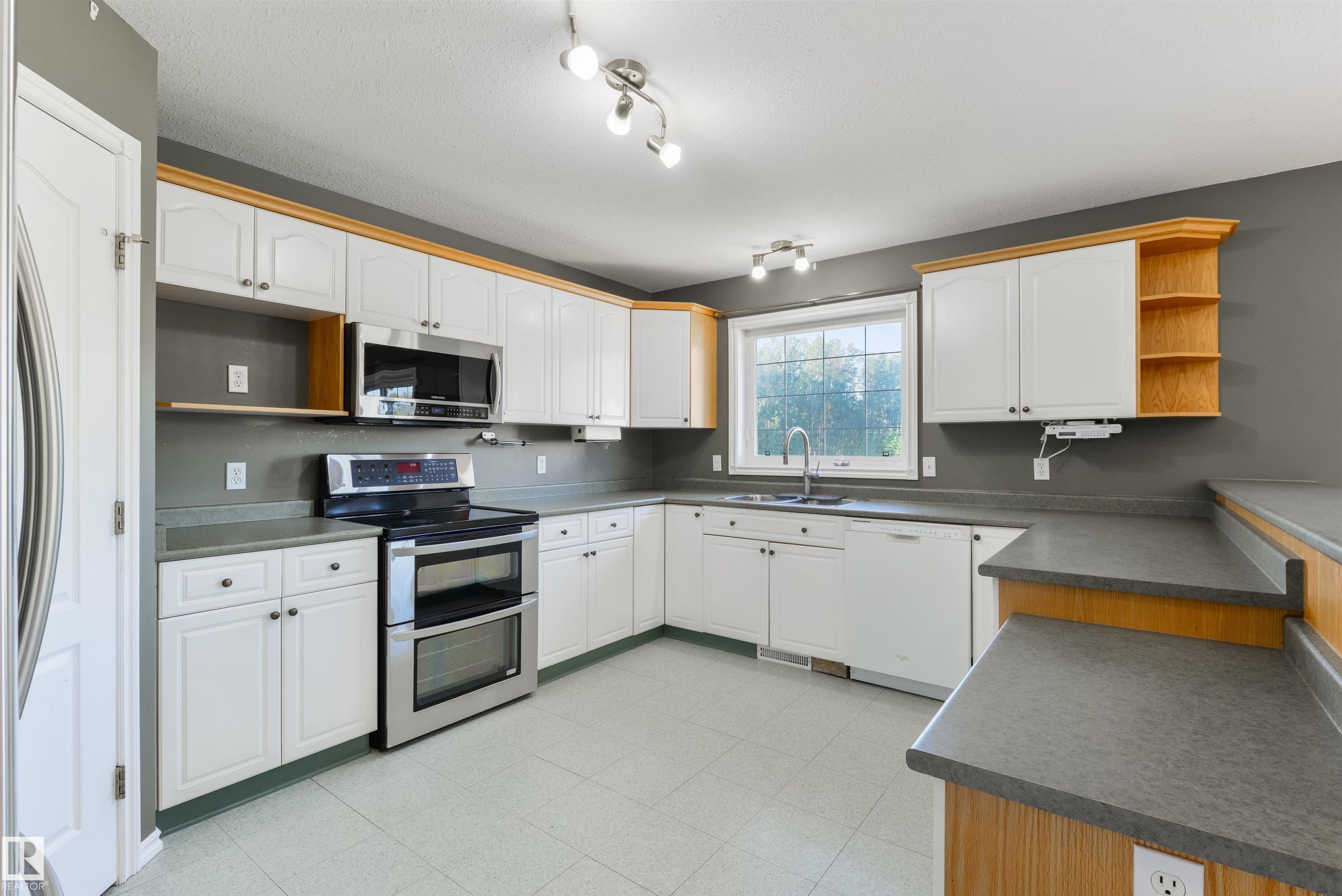 Photo 11 at 3 - 52505 Rge Road 22, Lincolnshire Downs, Rural Parkland County