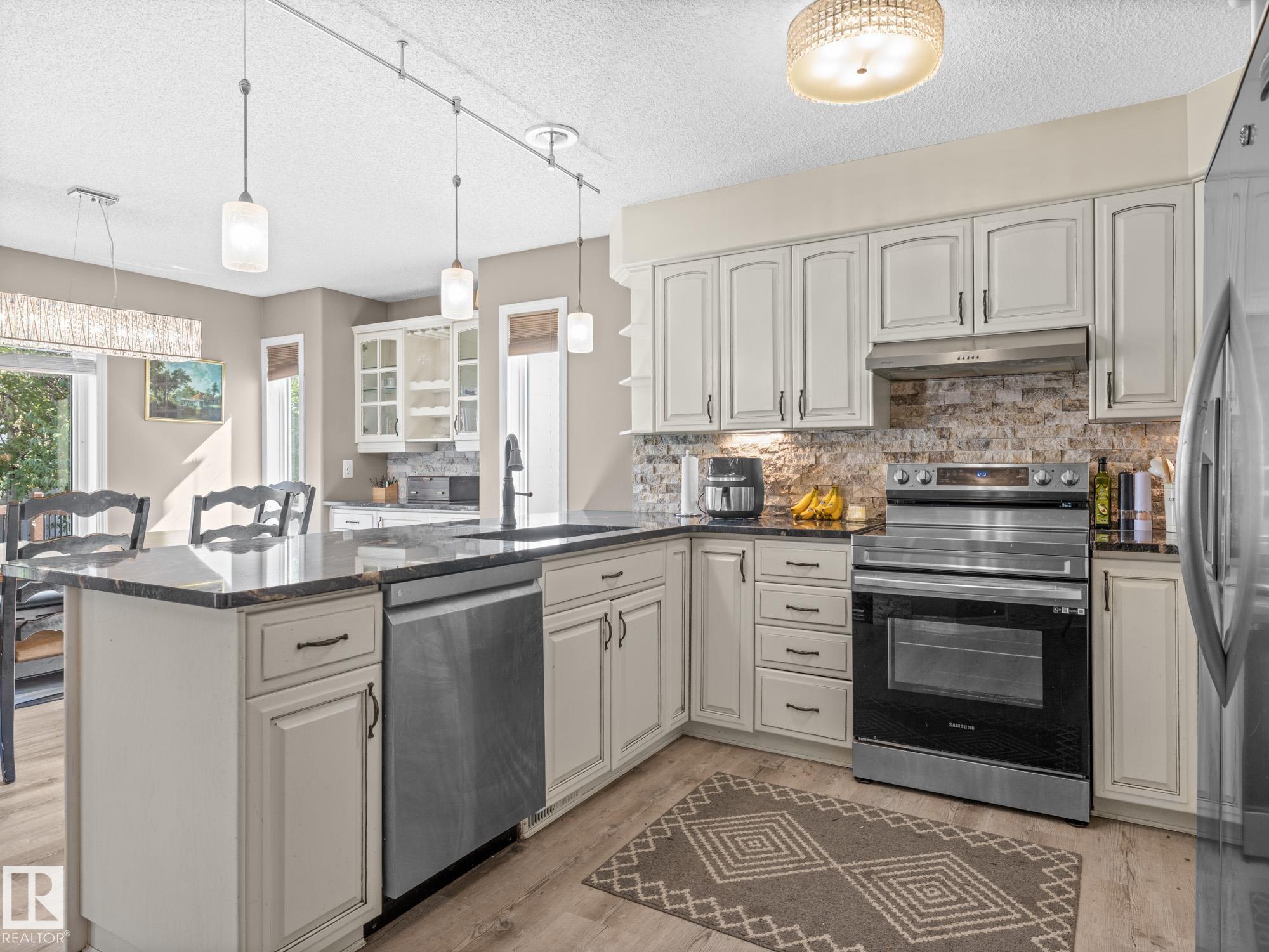 Photo 14 at 4 Rochelle Court, Coloniale Estates, Beaumont