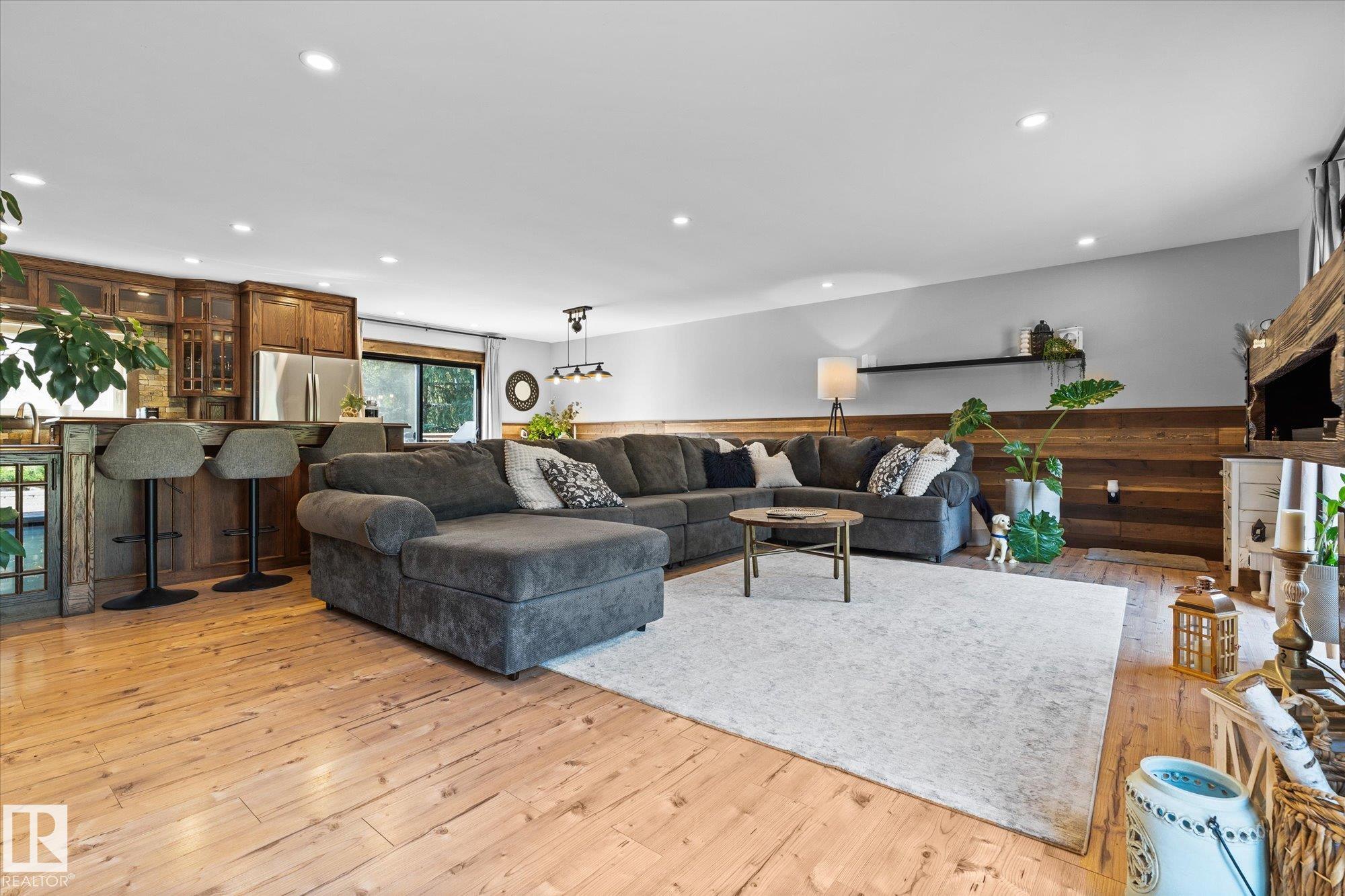 Photo 5 at 12 - 53333 Rge Road 20, Chateau Heights, Rural Parkland County