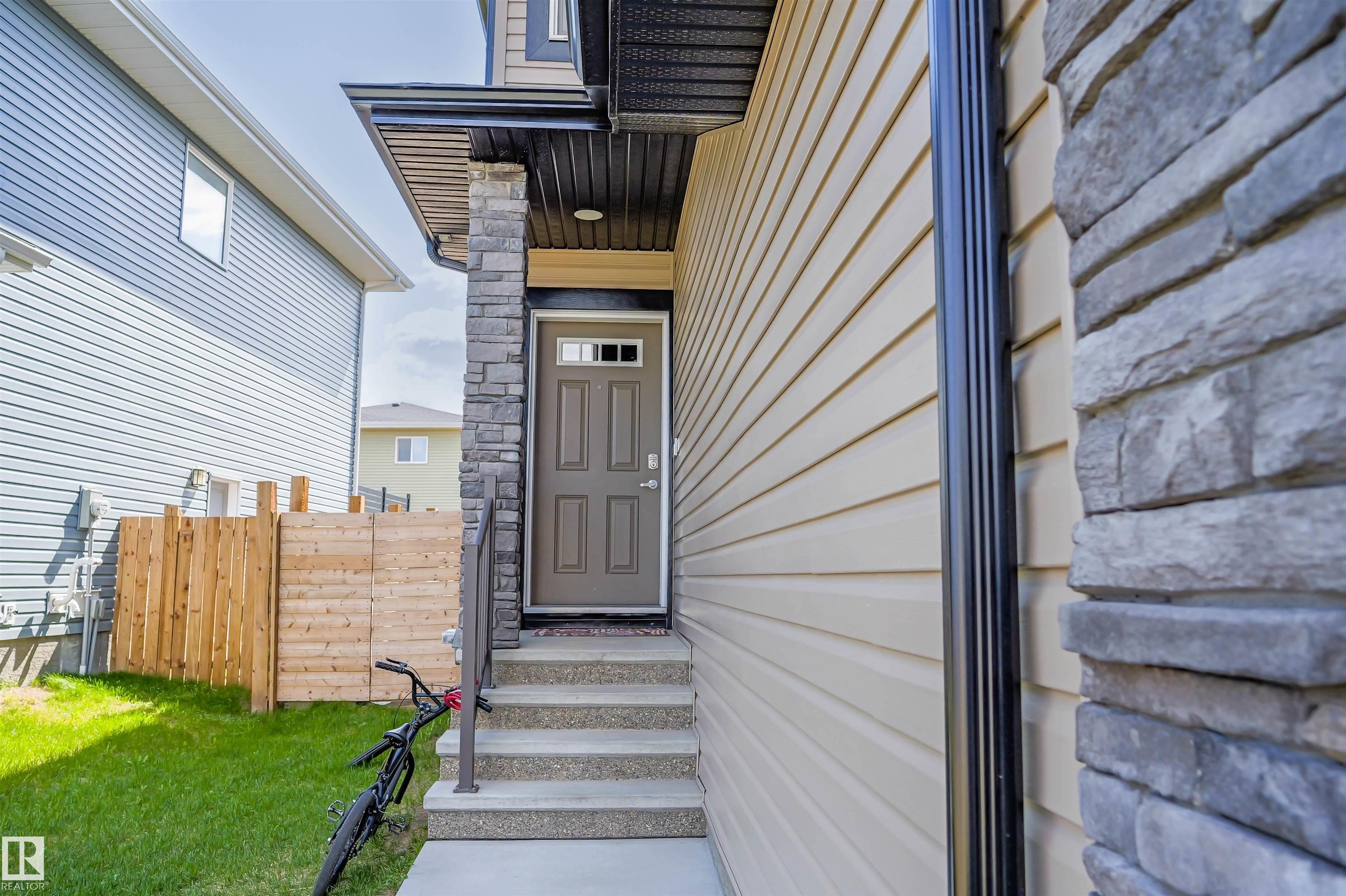 Photo 3 at 111 Kingsbury Circle, Kenton, Spruce Grove