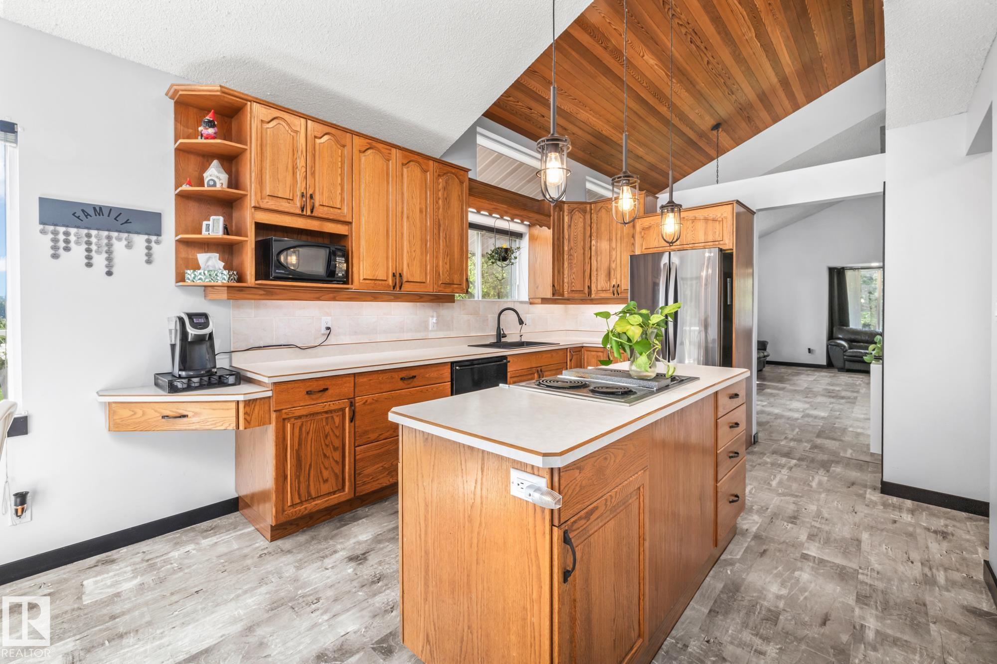 Photo 11 at 19 - 53117 Rge Road 14, Valaspen Place, Rural Parkland County
