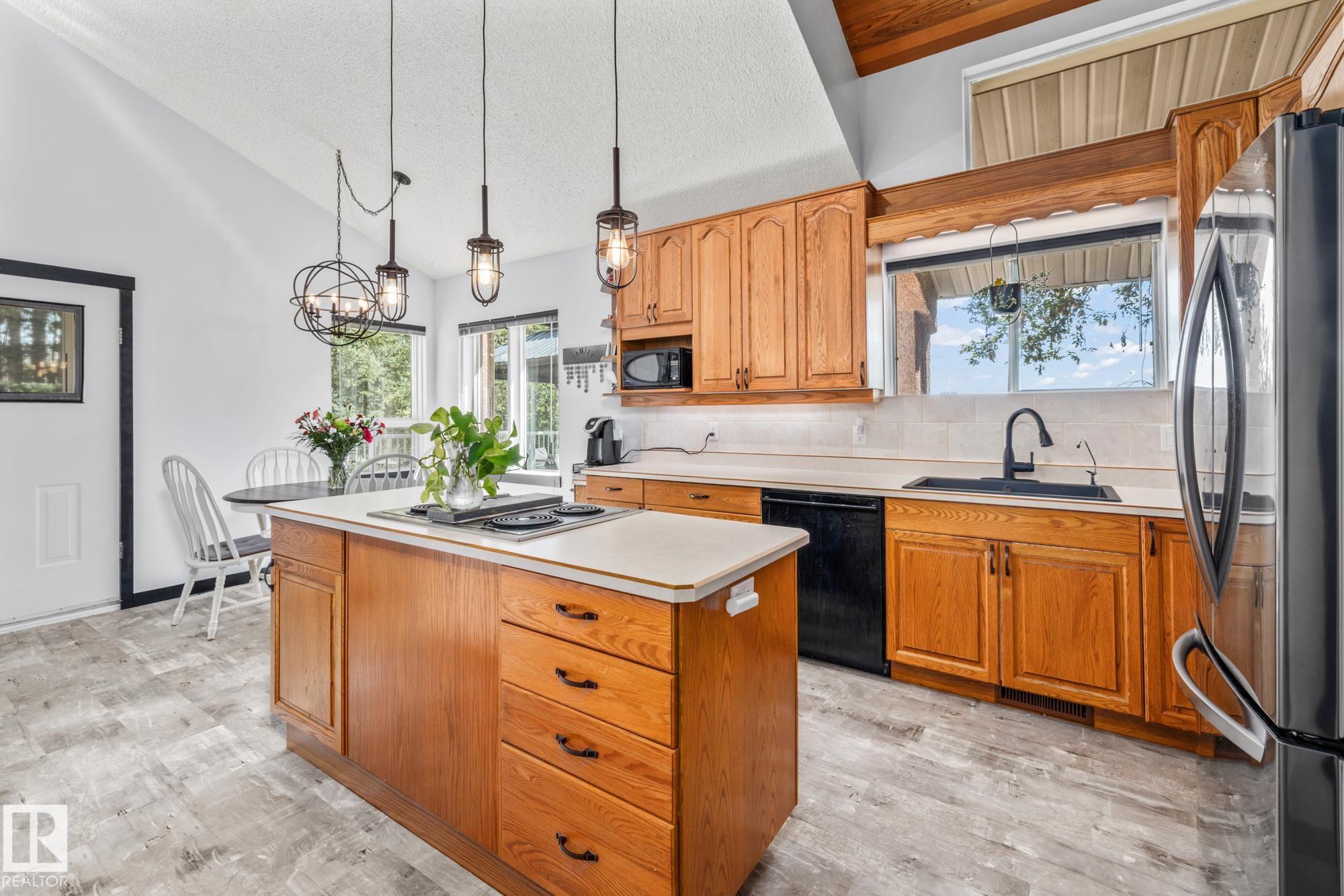 Photo 10 at 19 - 53117 Rge Road 14, Valaspen Place, Rural Parkland County