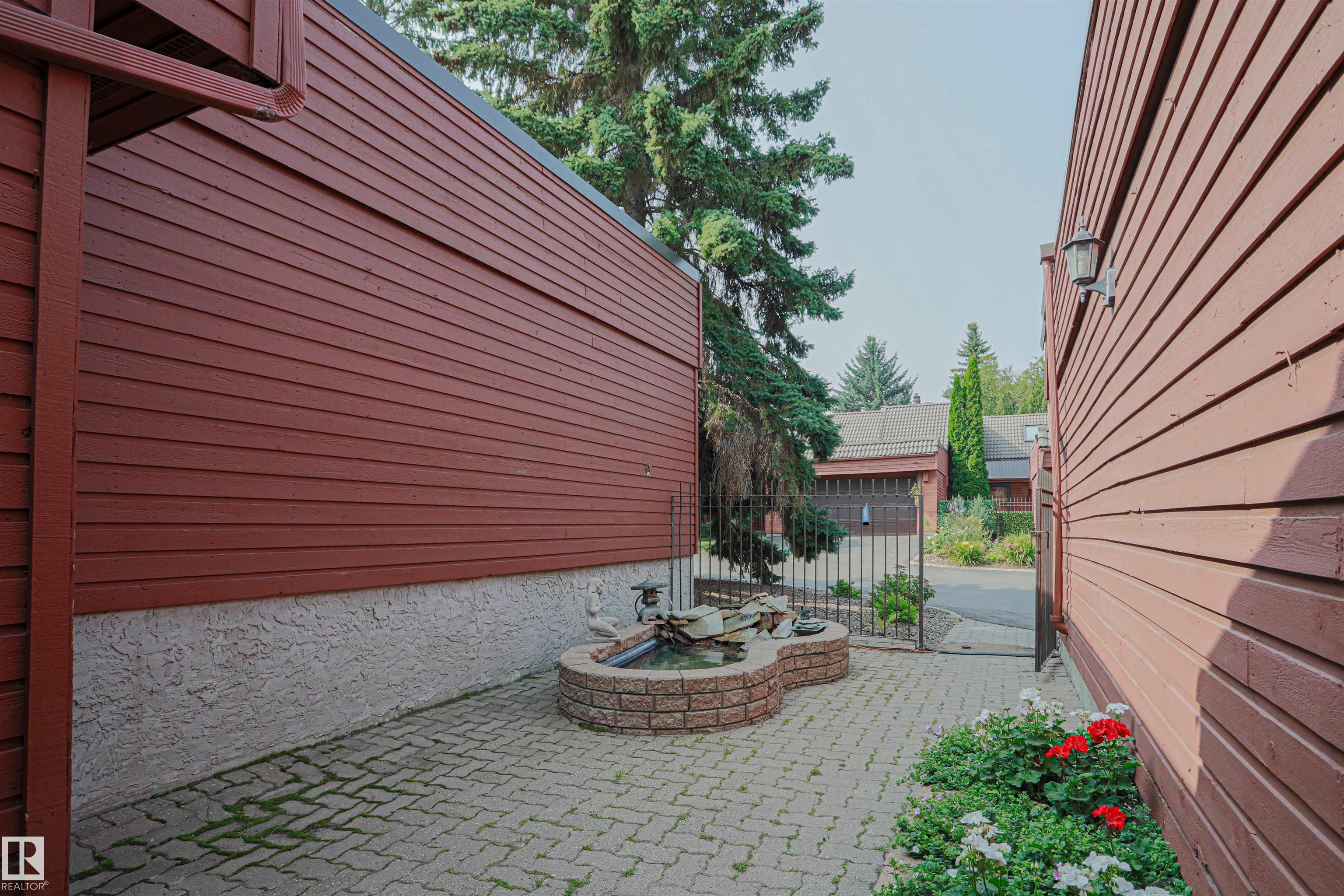 http://cdnparap120.paragonrels.com/ParagonImages/Property/p12/RAE/225368935/31/0/0/cc3d4333a27c32a0bdade2f9e6f5c154/1/d689f62359d2561f22553e093ff7ddee/225368935-d989419a-3abe-4b20-9a48-a9f1fad023f0.JPG
