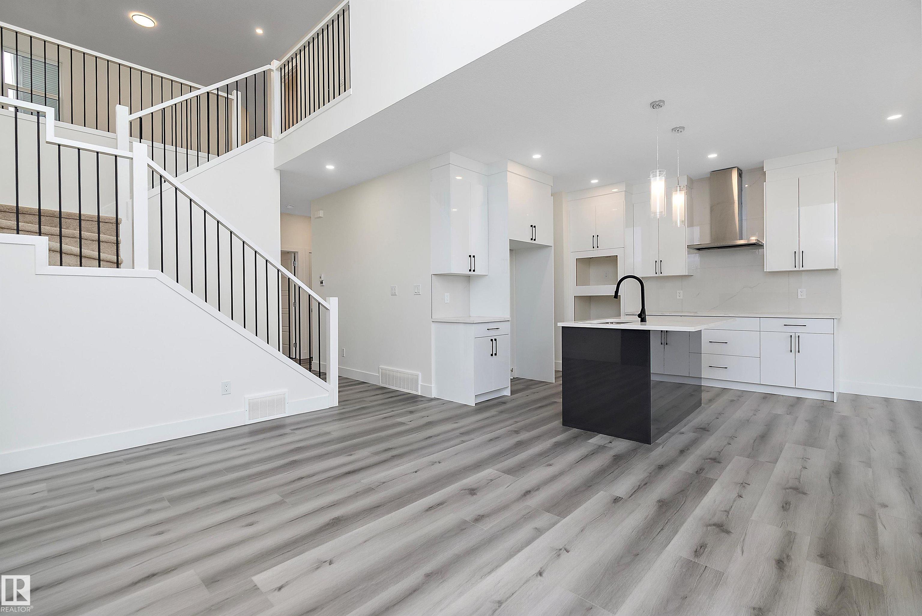 2532 210 Street NW, The Uplands, Edmonton photo number 2