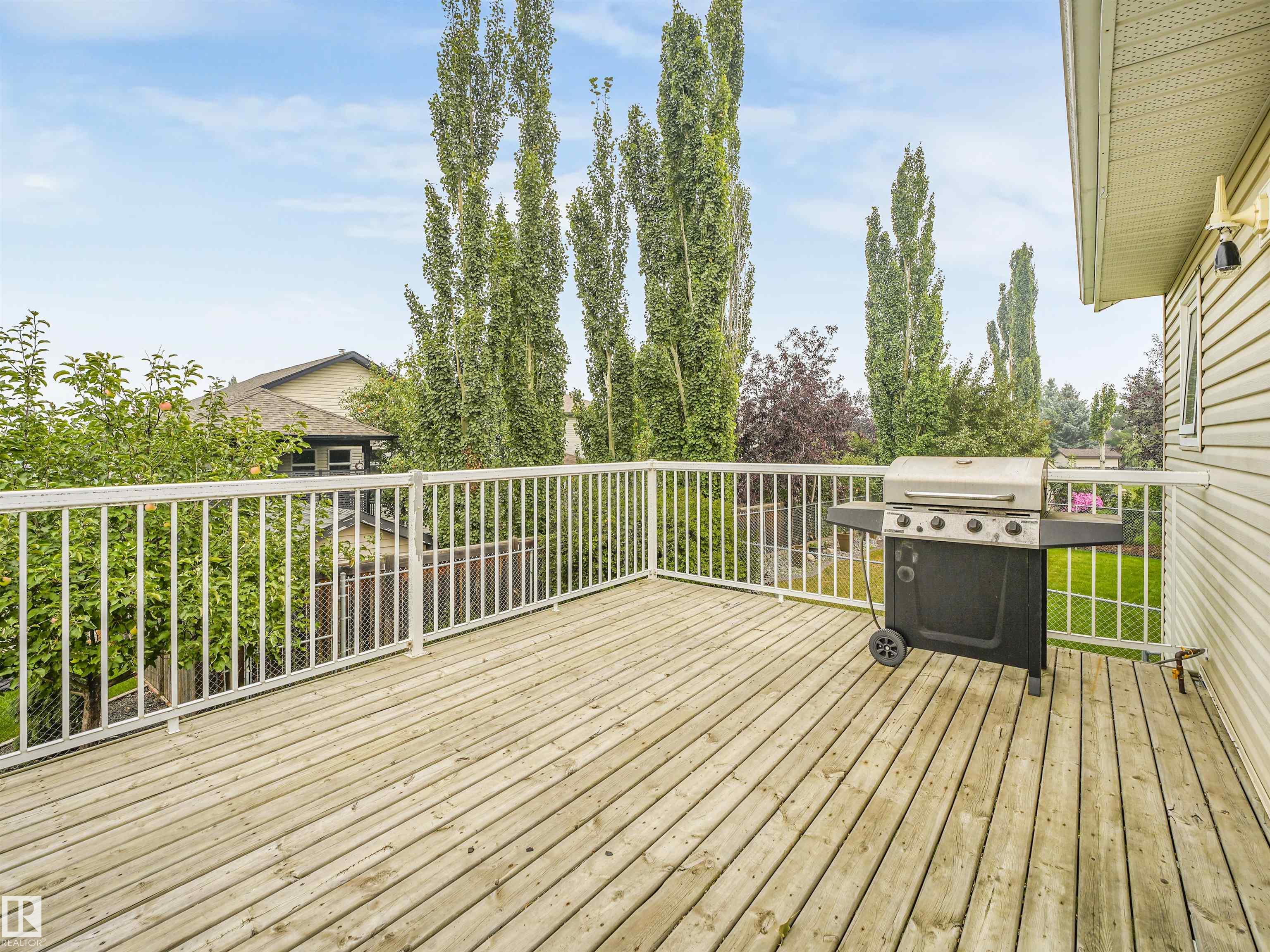 Photo 14 at 9 Deerfield Court, Deer Park, Spruce Grove