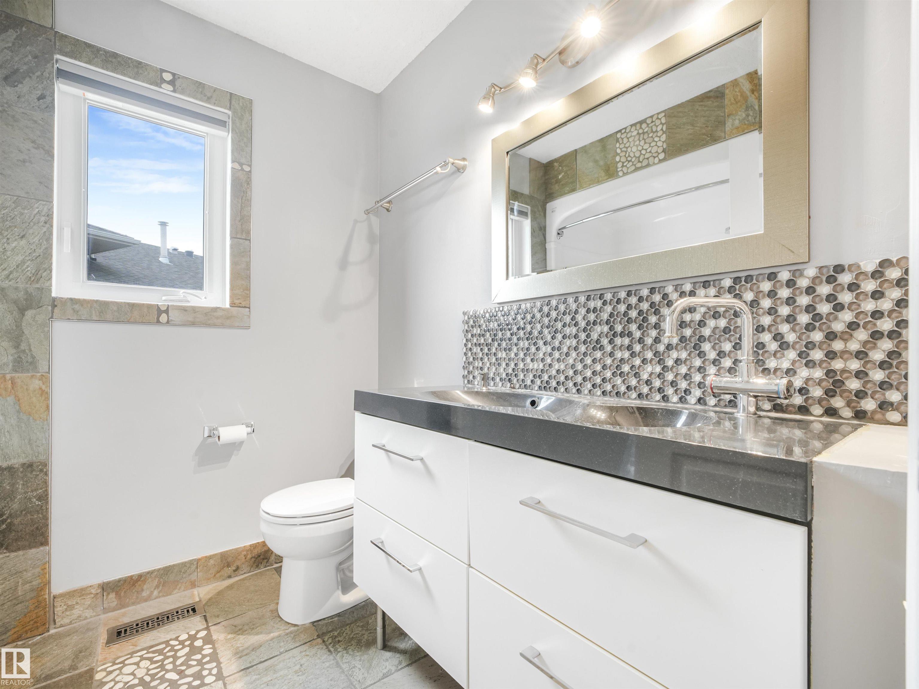 Photo 16 at 9 Deerfield Court, Deer Park, Spruce Grove