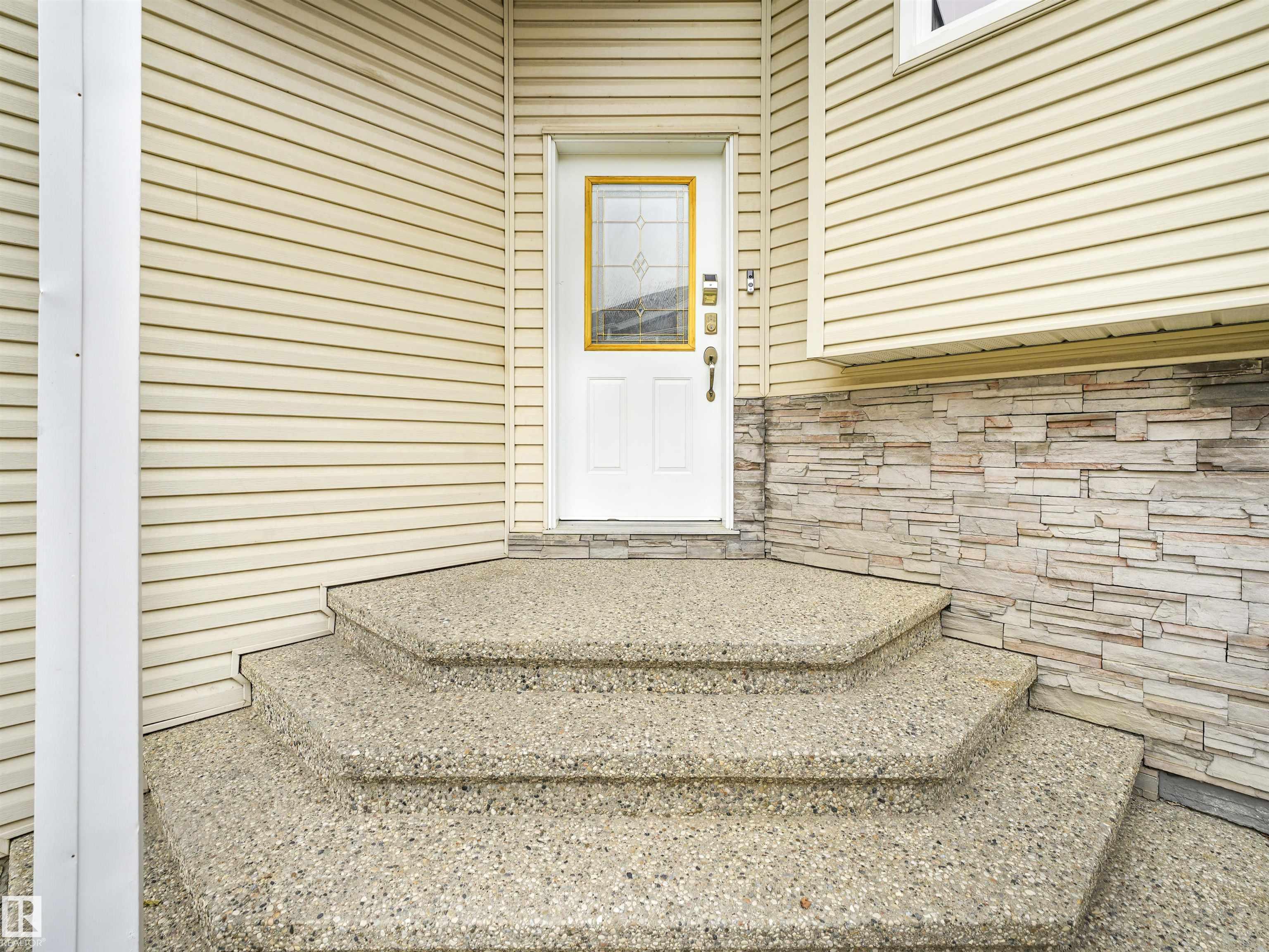 Photo 4 at 9 Deerfield Court, Deer Park, Spruce Grove