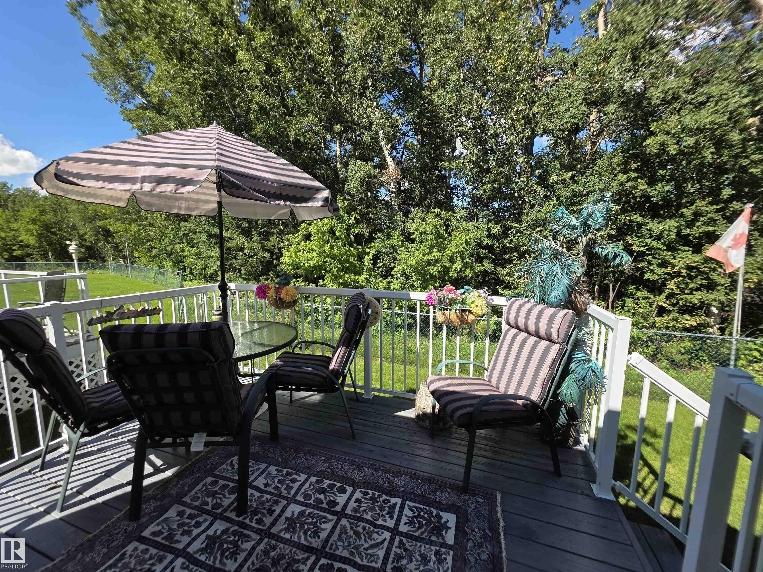 Photo 2 at 208 Ravine villa(s), Bridgeport, Leduc