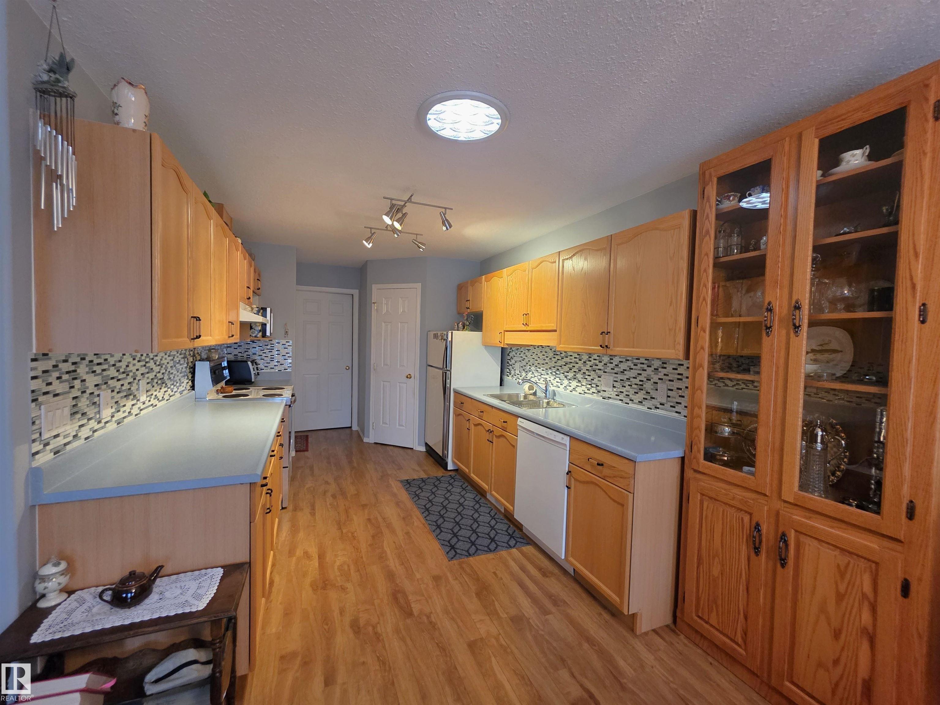 Photo 12 at 208 Ravine villa(s), Bridgeport, Leduc