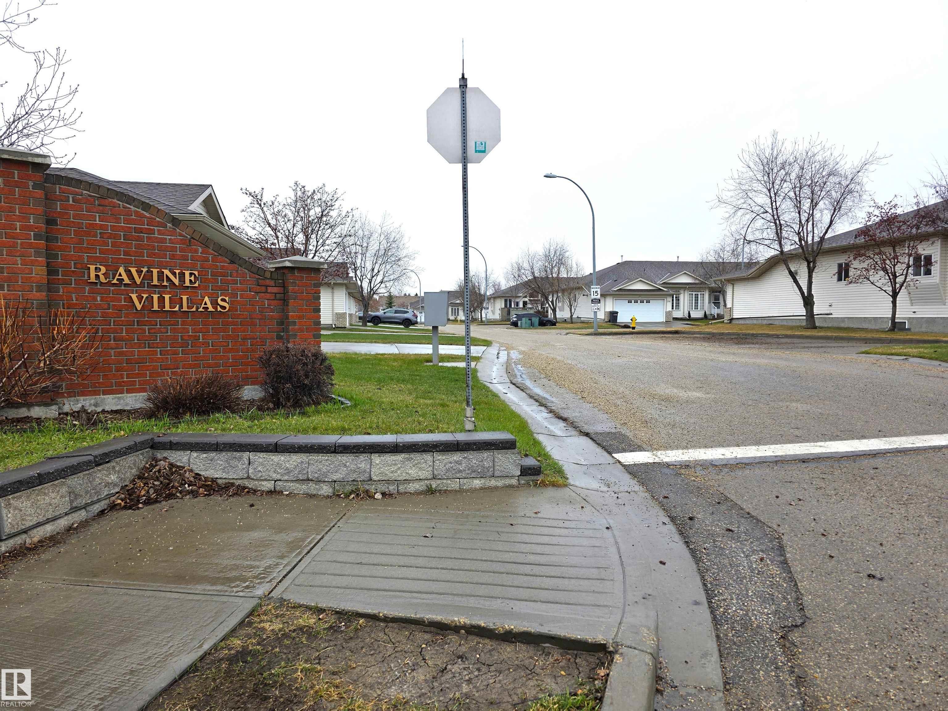 Photo 3 at 208 Ravine villa(s), Bridgeport, Leduc