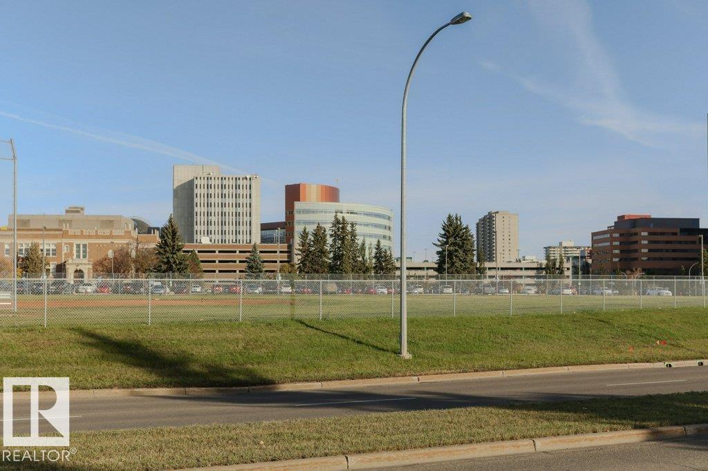 http://cdnparap120.paragonrels.com/ParagonImages/Property/p12/RAE/225369527/32/0/0/dbc565deeb85d2fe4cbf7ef6363a94f7/1/8ff6d393df13535717cfaf33ac558c03/225369527-344ff054-520b-4ad4-9192-fcc412777a79.JPG