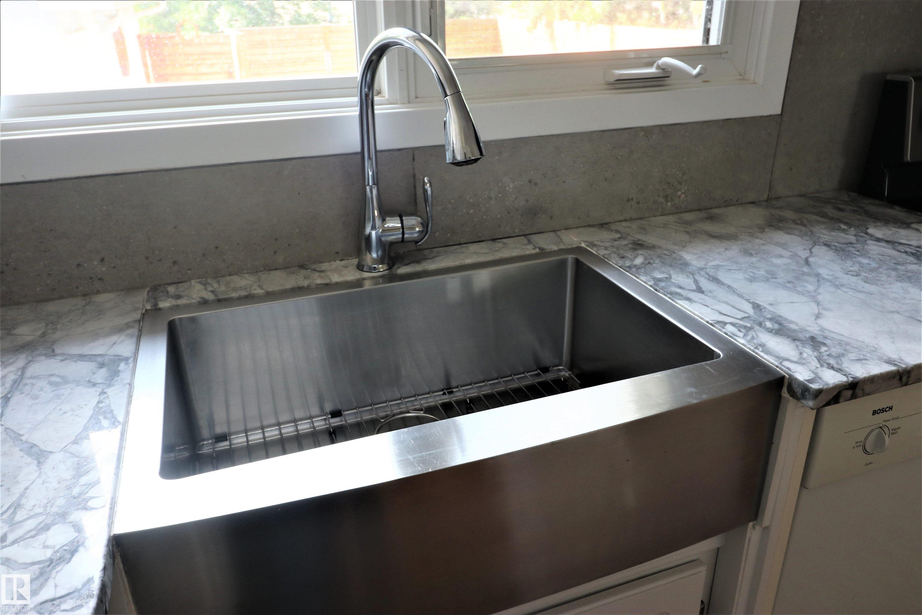 Photo 4 at 8528 64 Avenue NW, Argyll, Edmonton