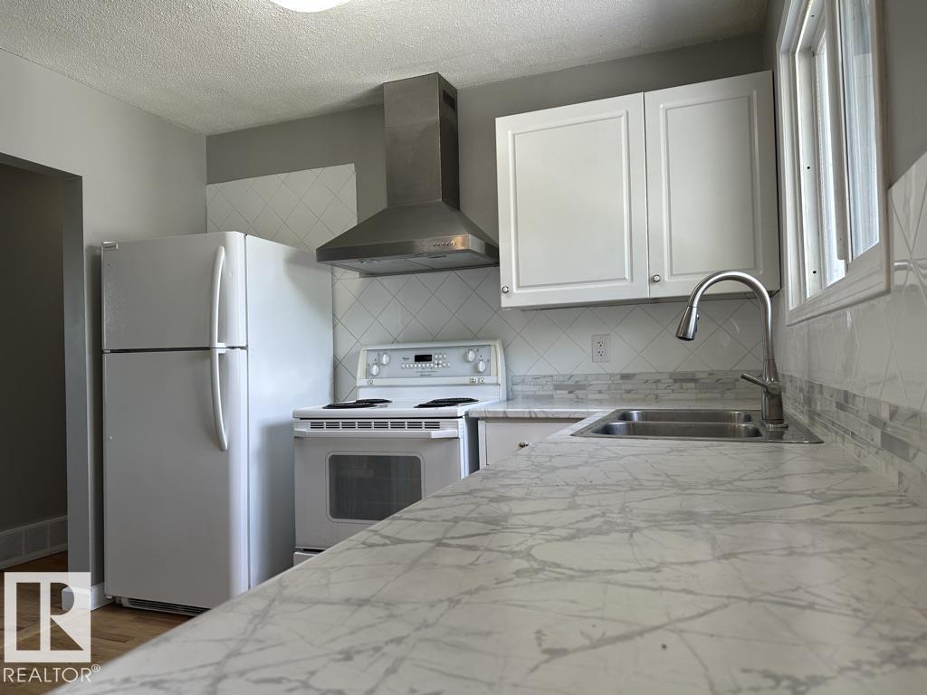 Photo 12 at 9512/9514 128 Avenue NW, Killarney, Edmonton